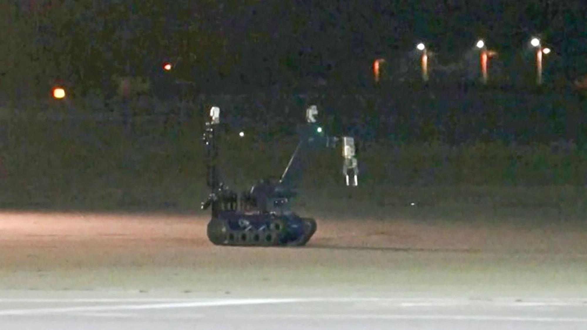 Ein Entschärfungsroboter rollt in Leipzig über das Flugfeld.