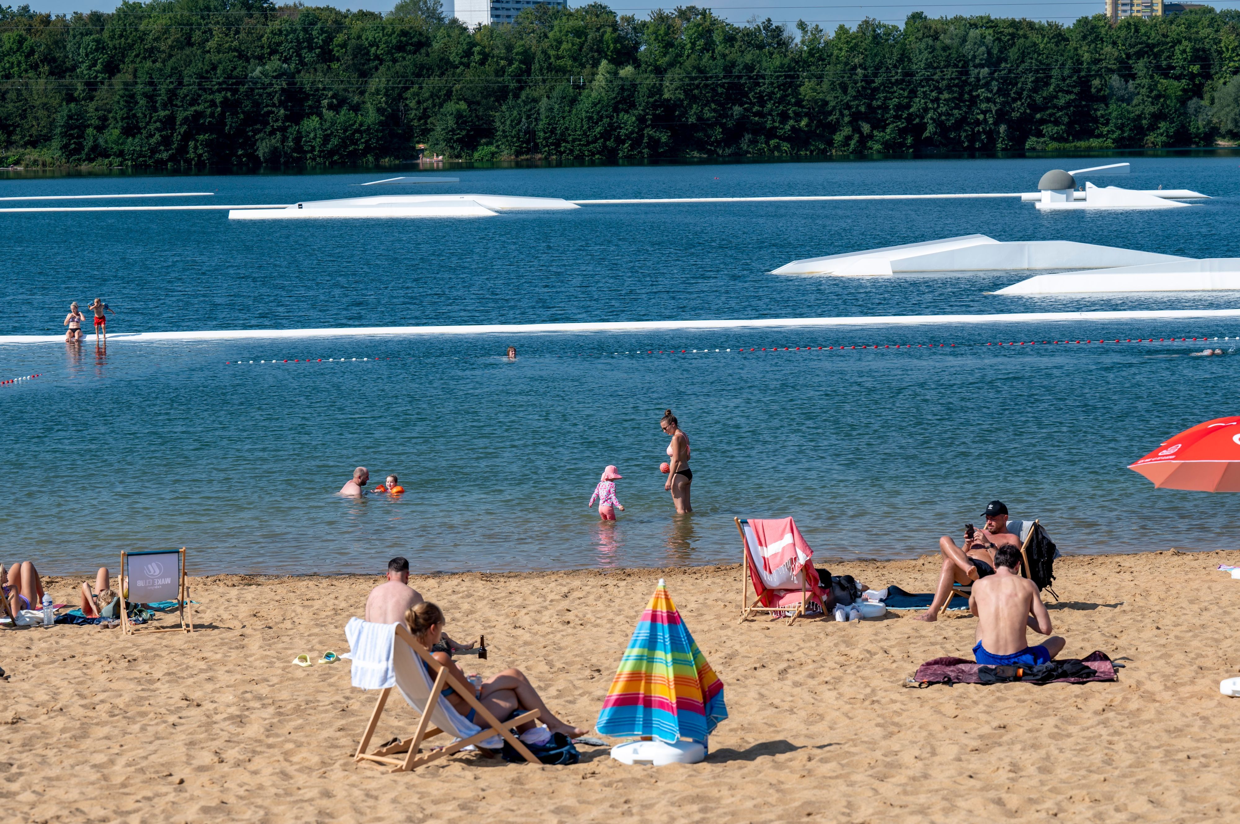 Der Badestrand am Rather See mit Wake-Anlage. (Archivbild)
