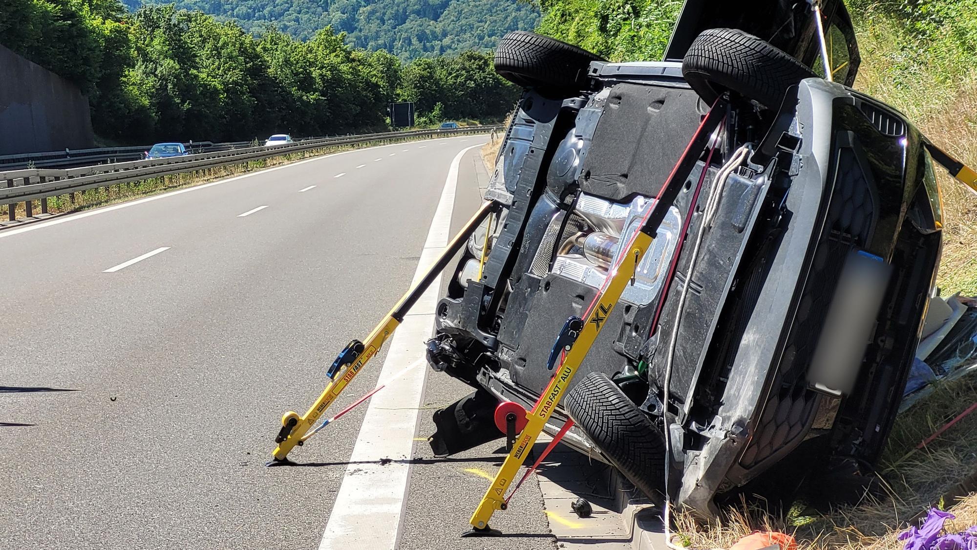 Das zur Seite gekippte Fahrzeug von Thomas Bareiß liegt auf der B27 an der Unfallstelle am Straßenrand. (Archivbild)