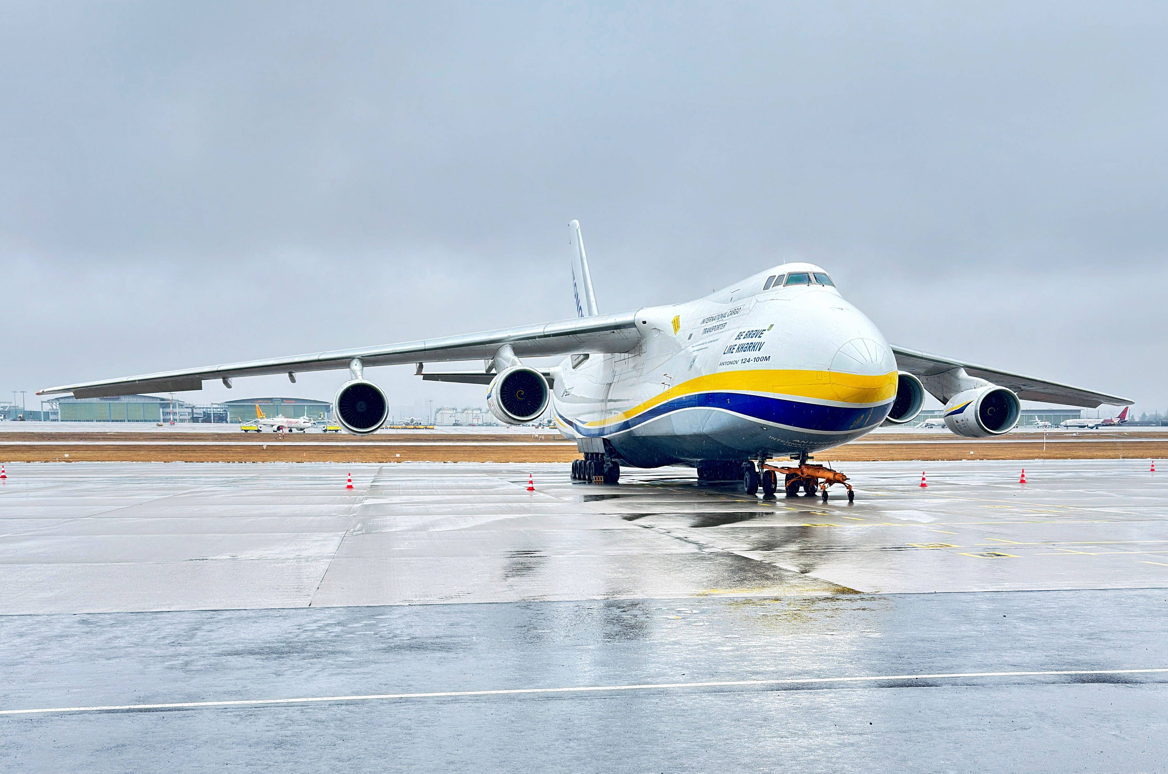 Eine ukrainische Antonow-Maschine steht auf dem Rollfeld. In Leipzig wurde nahe eines ähnlichen ukrainischen Flugzeugs eine Drohne mit einem Sprengsatz gefunden. (Symbolbild)