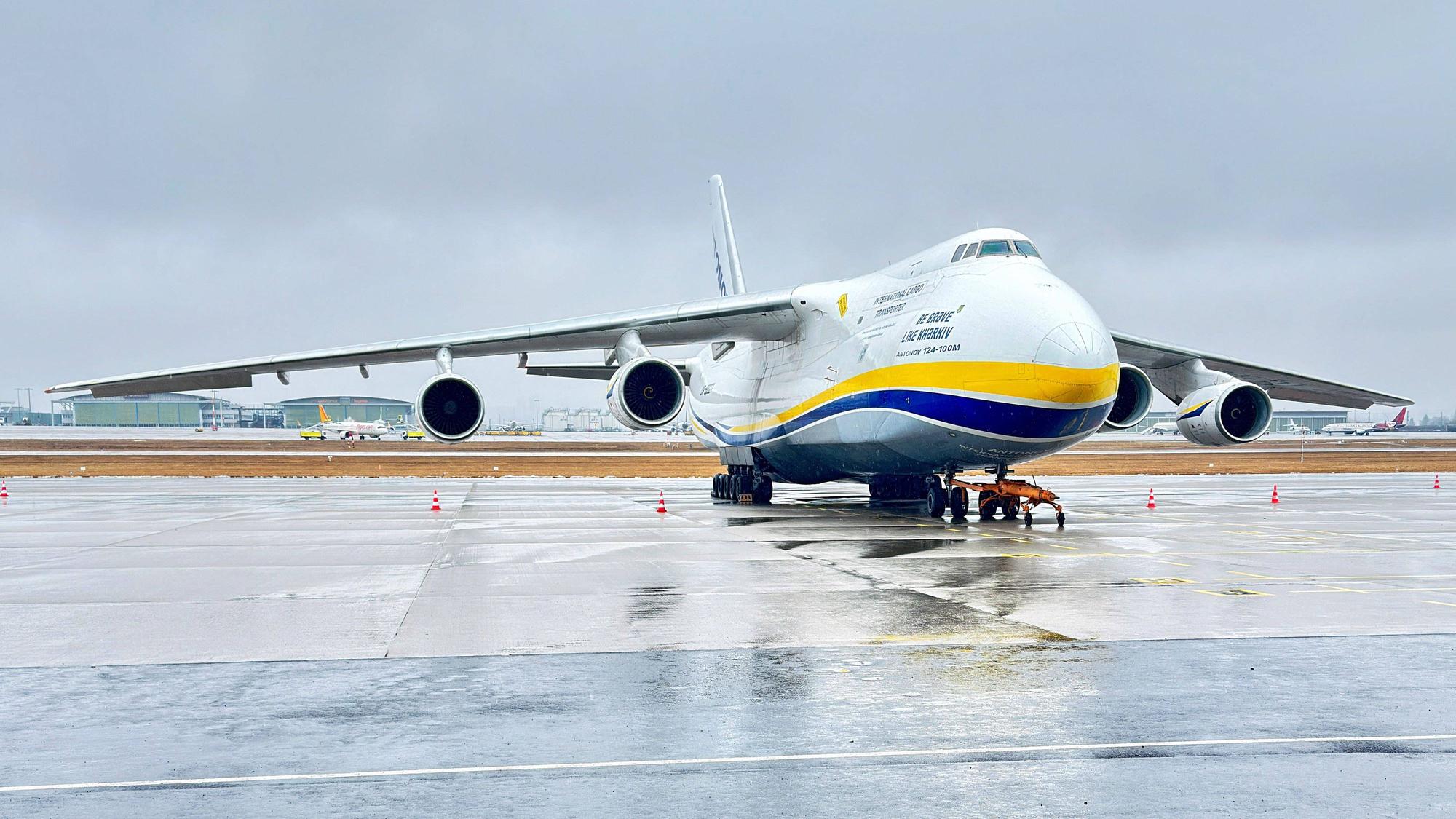 Eine ukrainische Antonow-Maschine steht auf dem Rollfeld. In Leipzig wurde nahe eines ähnlichen ukrainischen Flugzeugs eine Drohne mit einem Sprengsatz gefunden. (Symbolbild)
