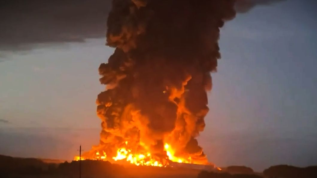 Ein Screenshot aus einem Video soll den Brand eines Wildberries-Logistikzentrums in der russischen Region Tula zeigen.