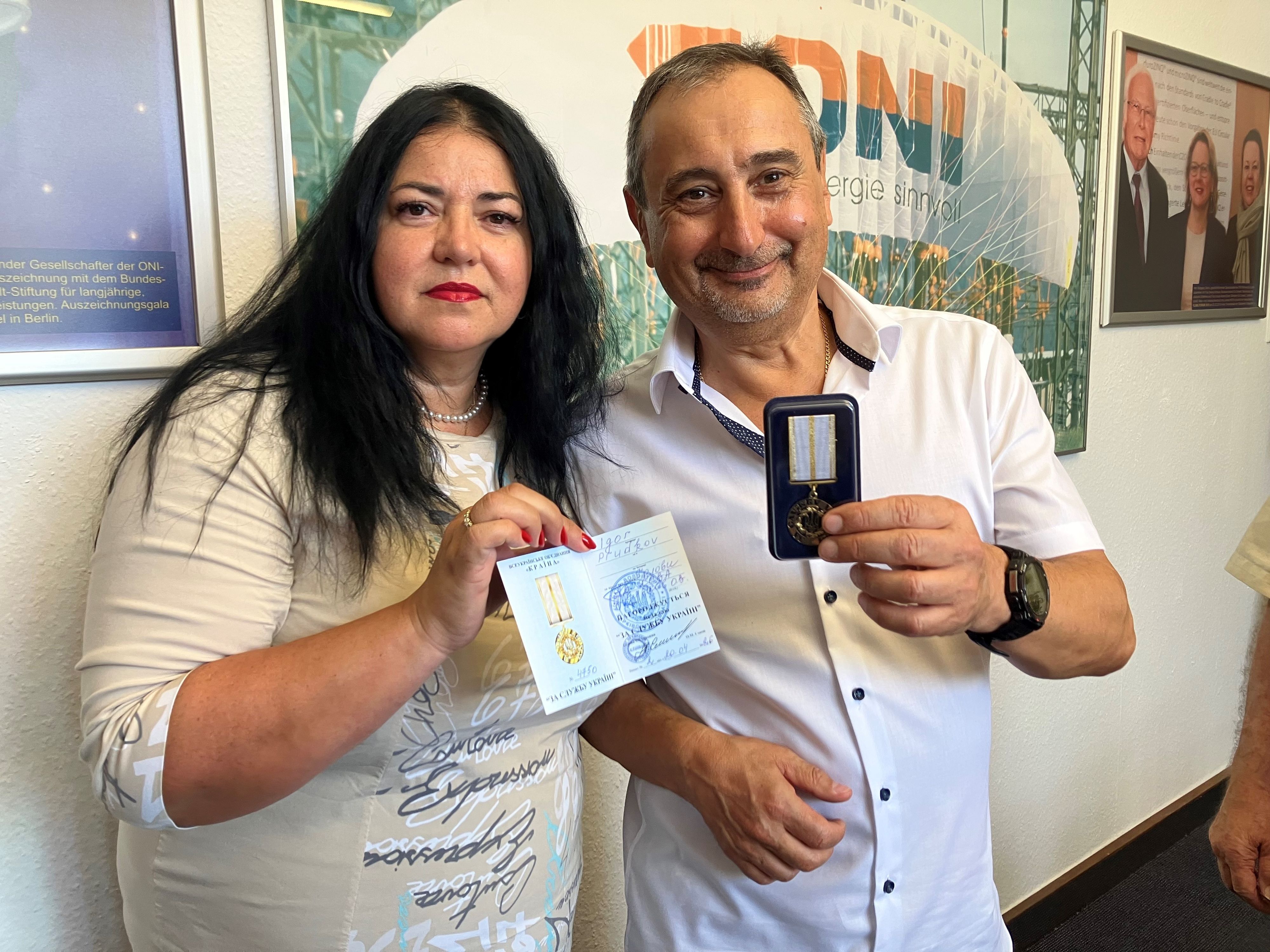 Igor Prudkov ist für seine Hilfseinsätze erneut vom ukrainischen Militär ausgezeichnet worden, hier mit Valentyna Butulay.