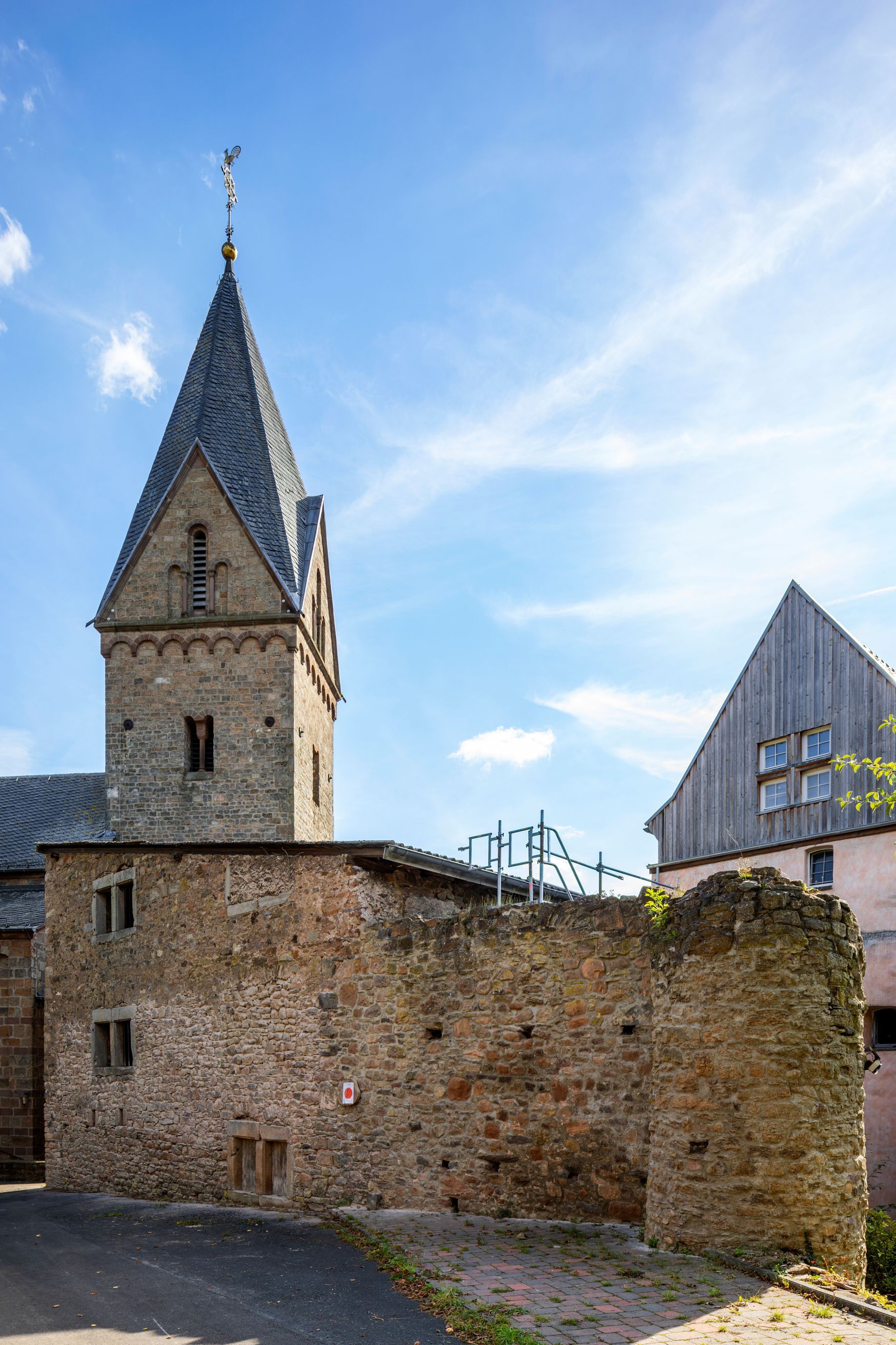 Außenansicht der Burg Kallmuth mit der Kirche.