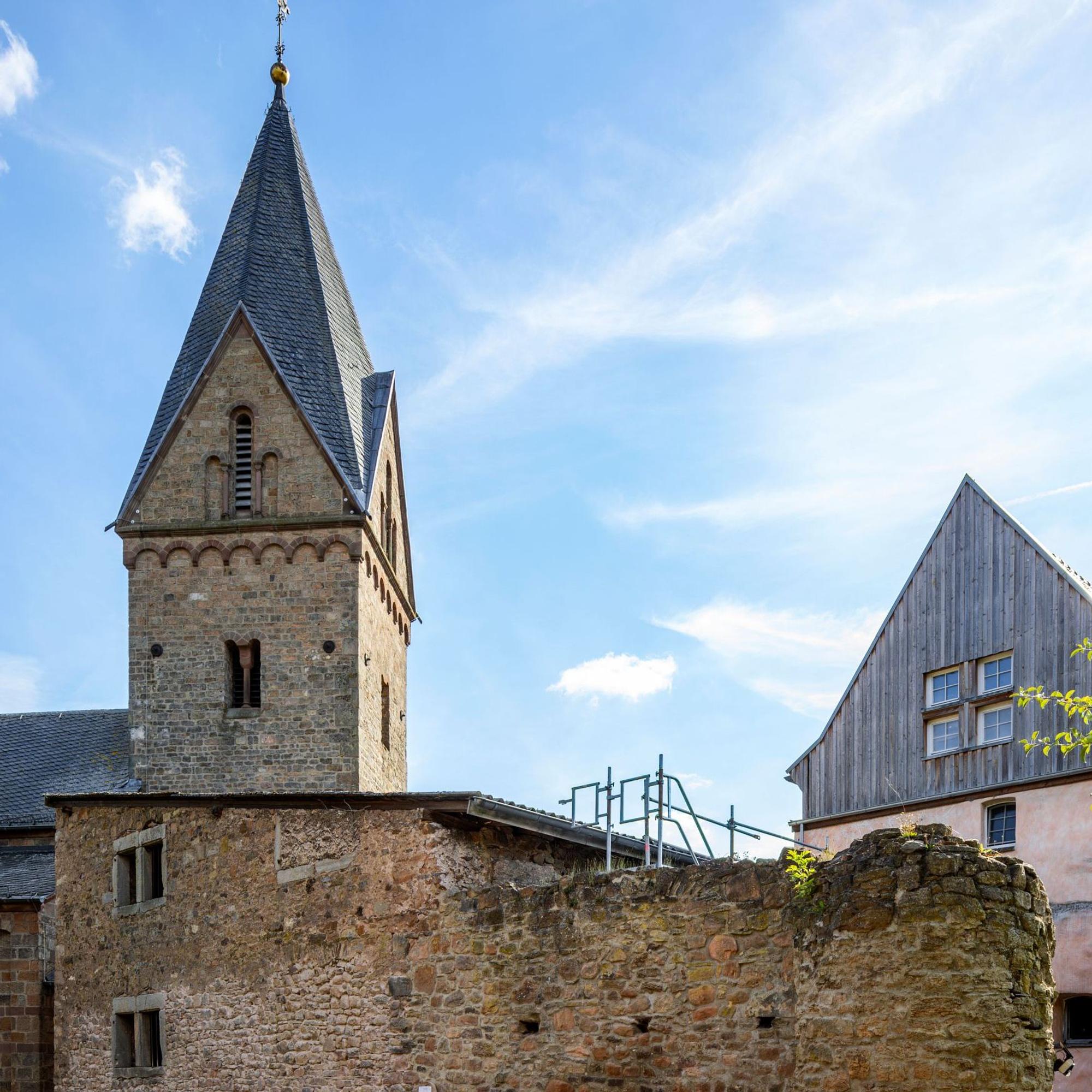 Außenansicht der Burg Kallmuth mit der Kirche.
