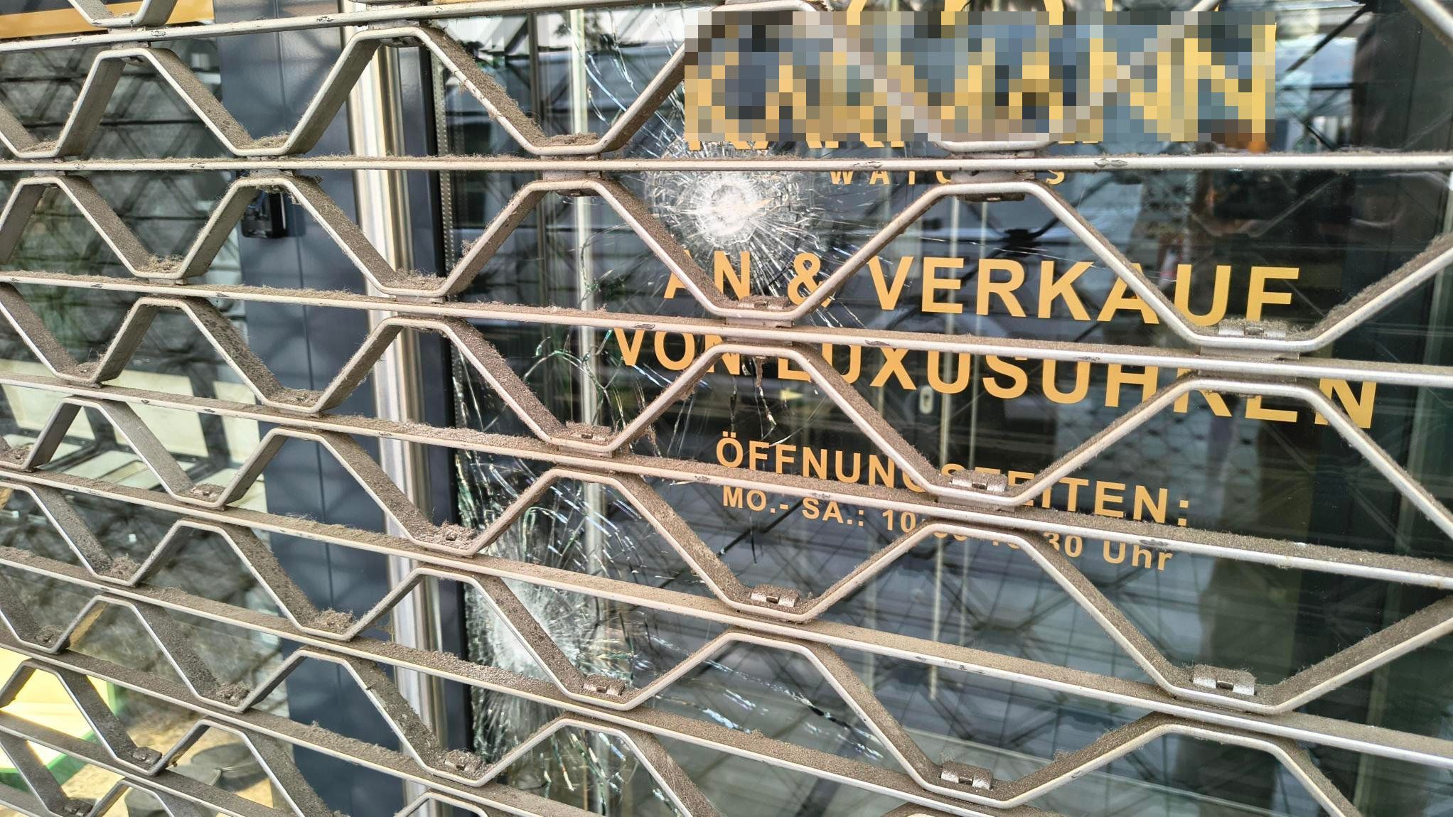 05.08.2026: Auf ein Uhrengeschäft in der Breite Straße in Köln sind Schüsse abgegeben worden.