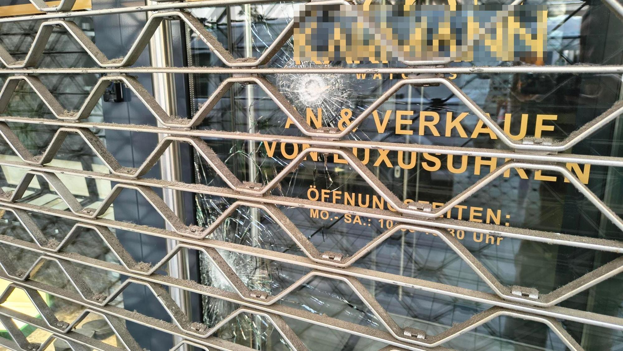 05.08.2026: Auf ein Uhrengeschäft in der Breite Straße in Köln sind Schüsse abgegeben worden.
