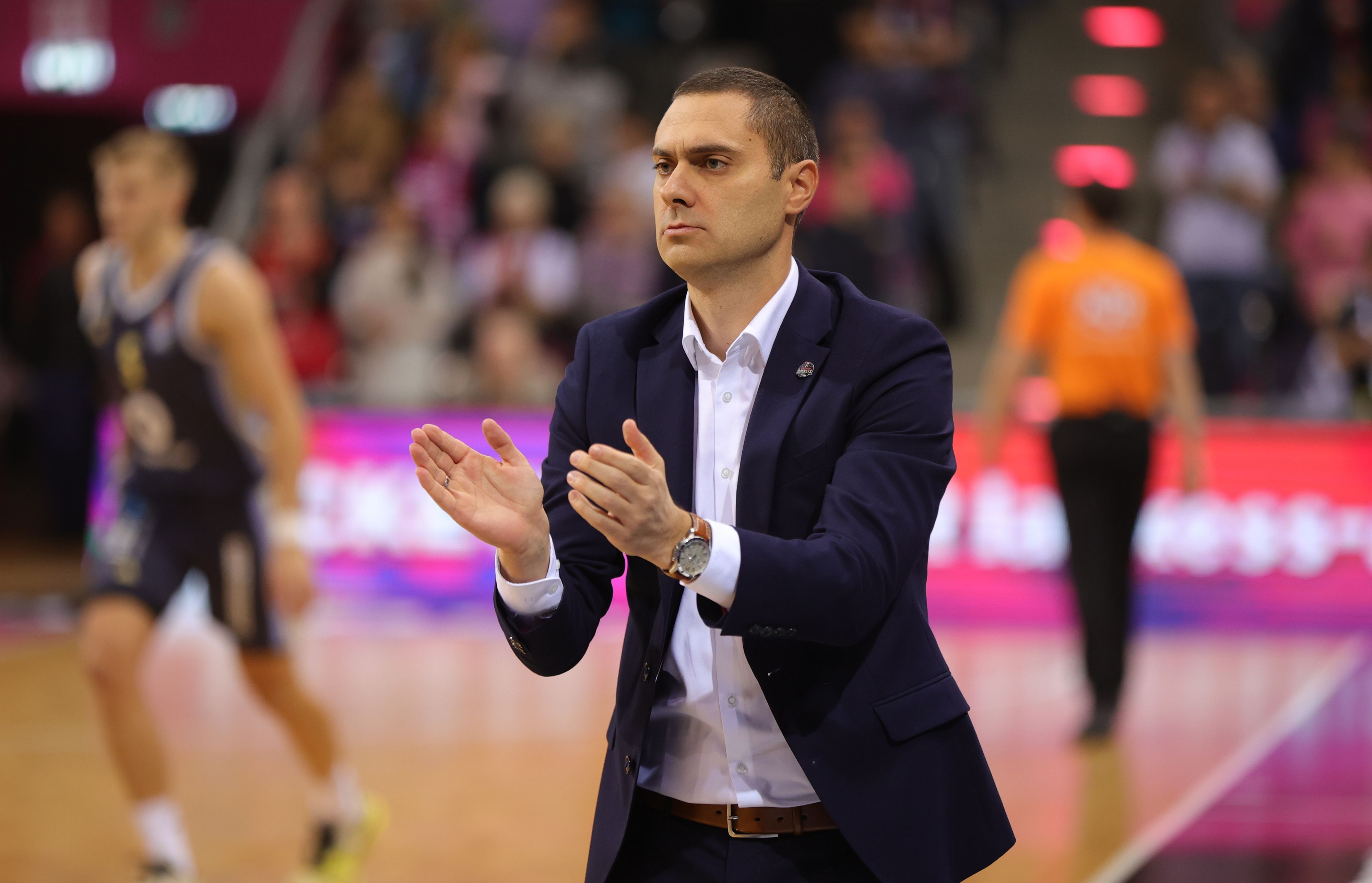 Trainer Marko Stankovic und die Telekom Baskets Bonn müssen Start in den hohen Norden reisen.
