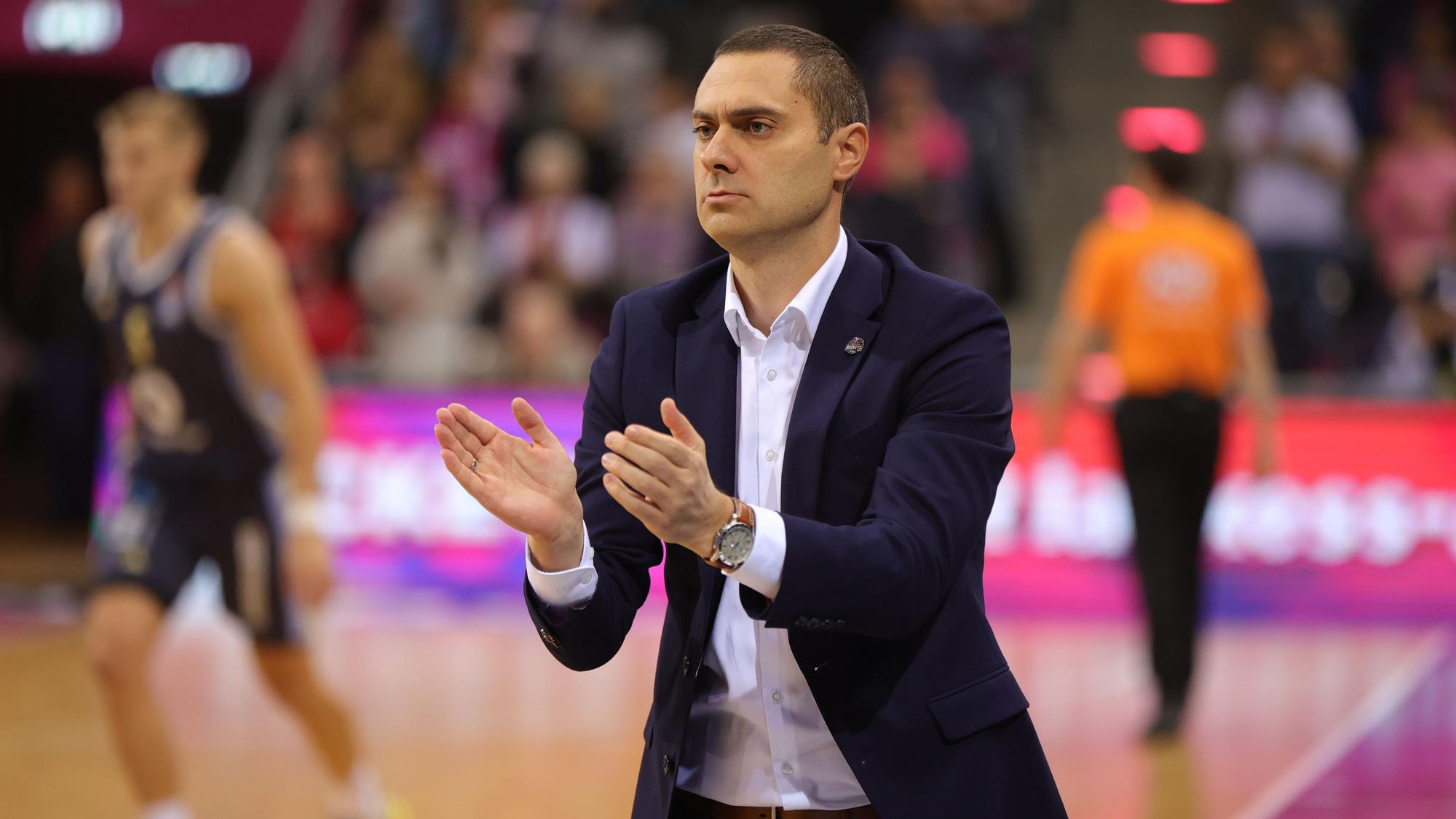Trainer Marko Stankovic und die Telekom Baskets Bonn müssen Start in den hohen Norden reisen.