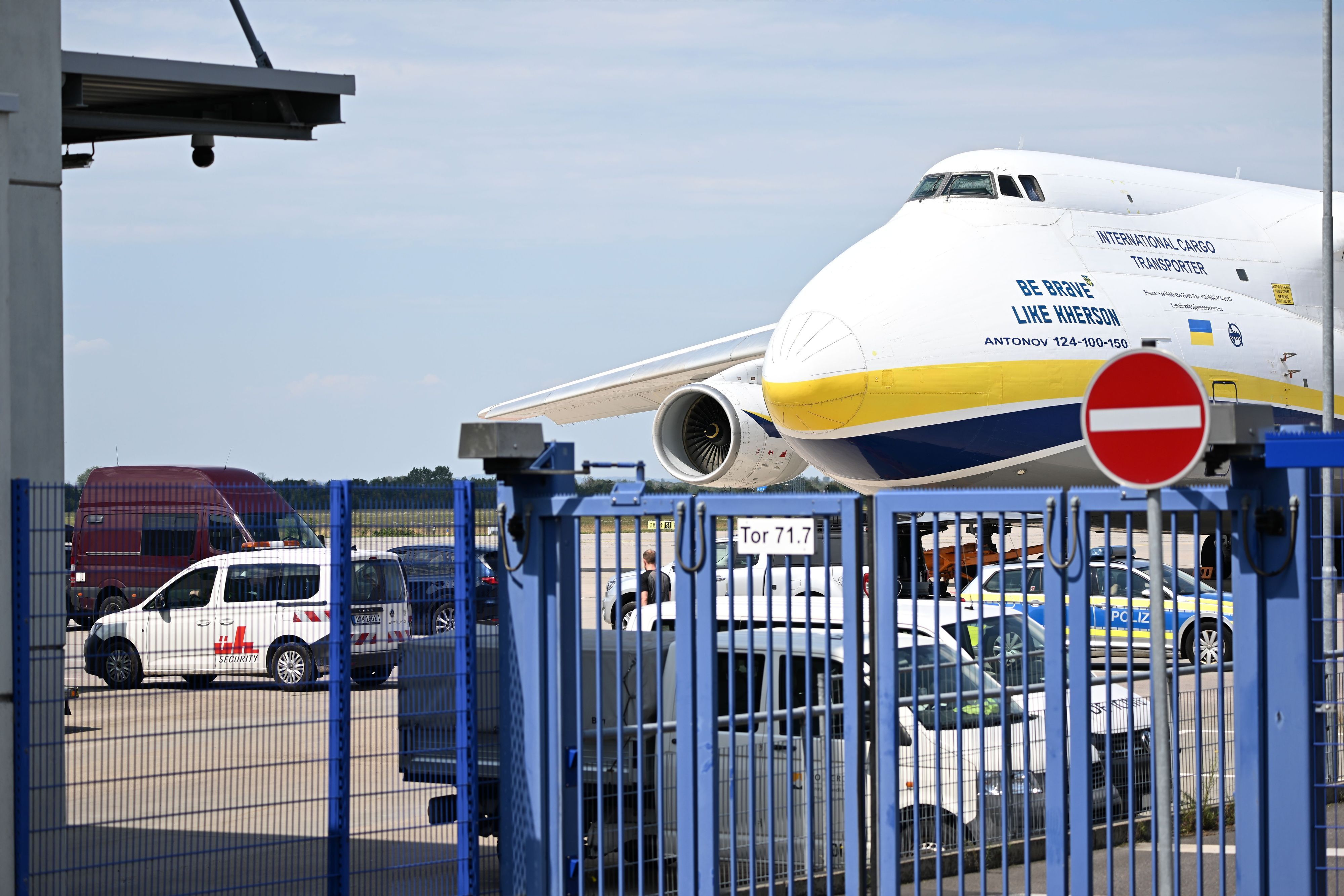 Eine ukrainische Frachtmaschine vom Typ Antonow AN-124 steht auf dem Flughafen Leipzig/Halle.