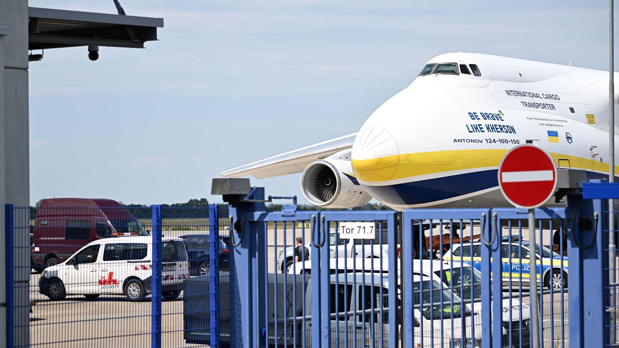 Eine ukrainische Frachtmaschine vom Typ Antonow AN-124 steht auf dem Flughafen Leipzig/Halle.