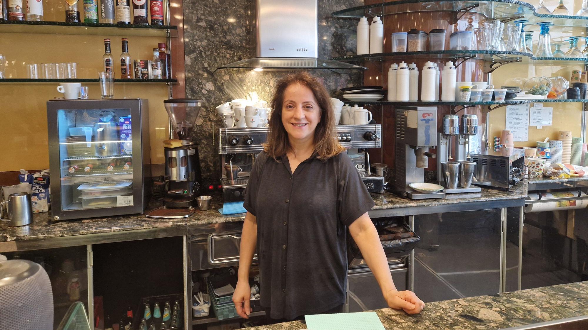 Güler Bali (61) arbeitet in einem Café in der Galerie, direkt neben dem Wiener Platz