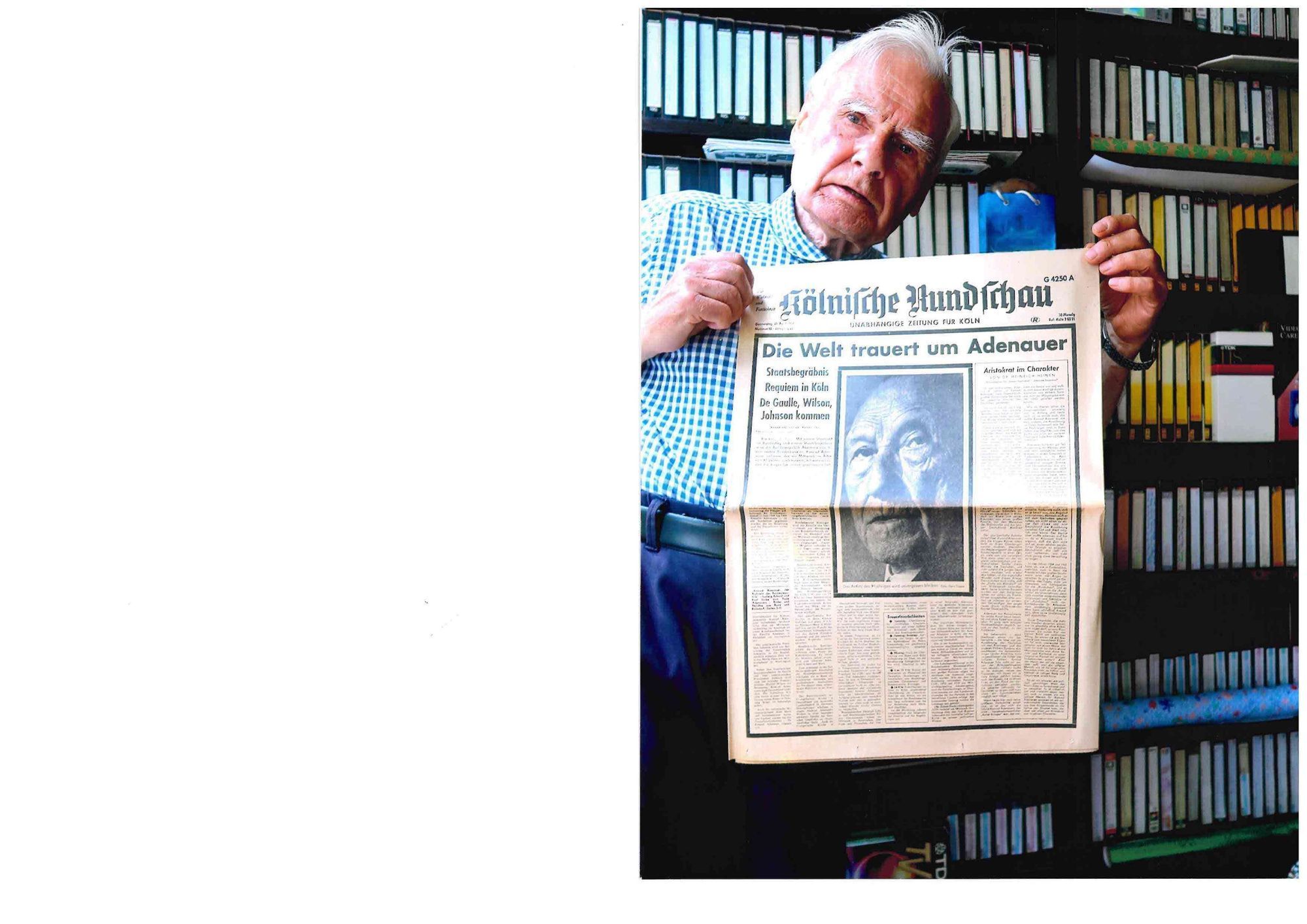 Friedrich Ledermann mit der Titelseite der Kölnischen Rundschau zum Tod von Konrad Adenauer