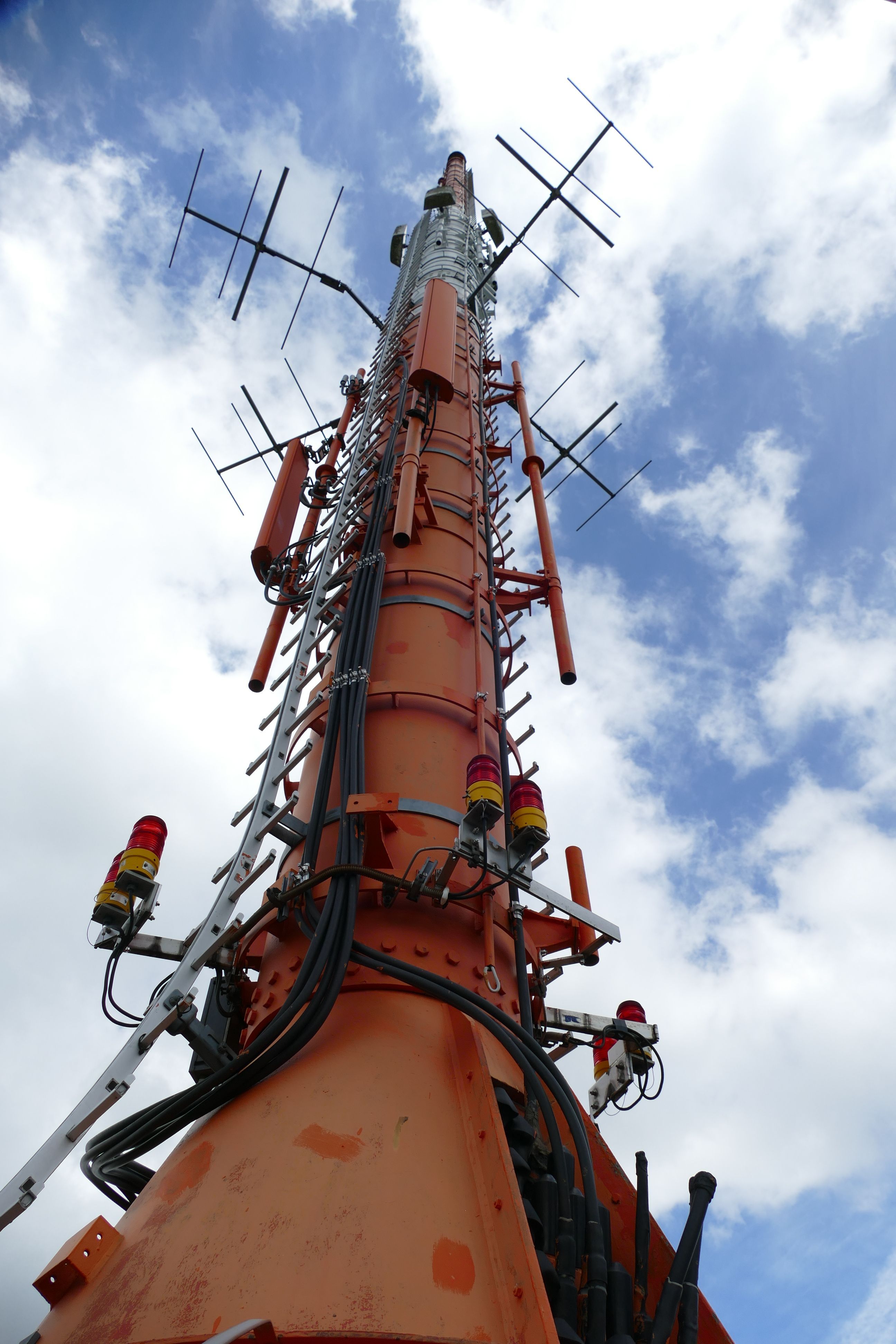 Die Antenne auf der Spitze ragt 29 Meter in den Himmel.