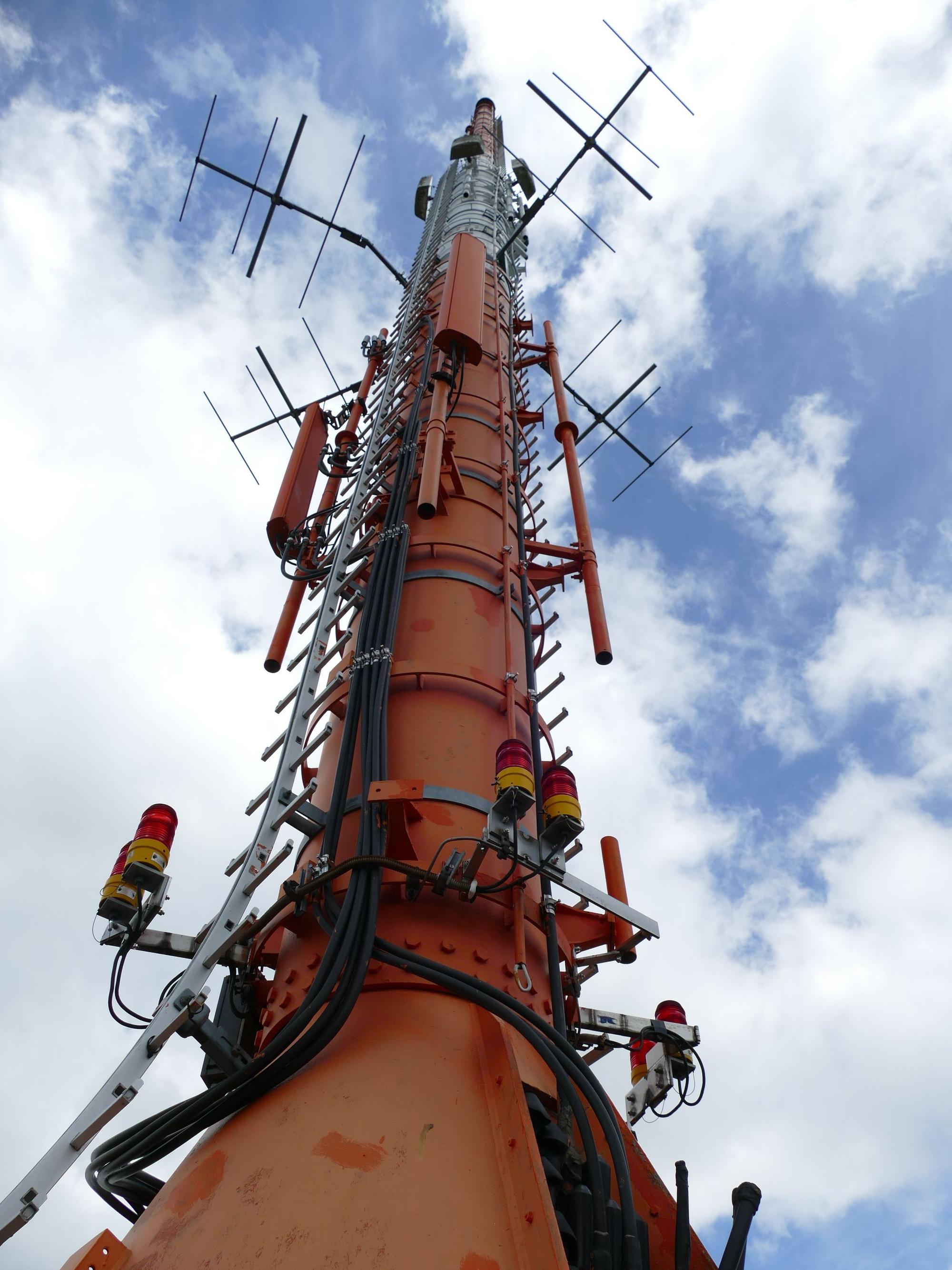 Die Antenne auf der Spitze ragt 29 Meter in den Himmel.
