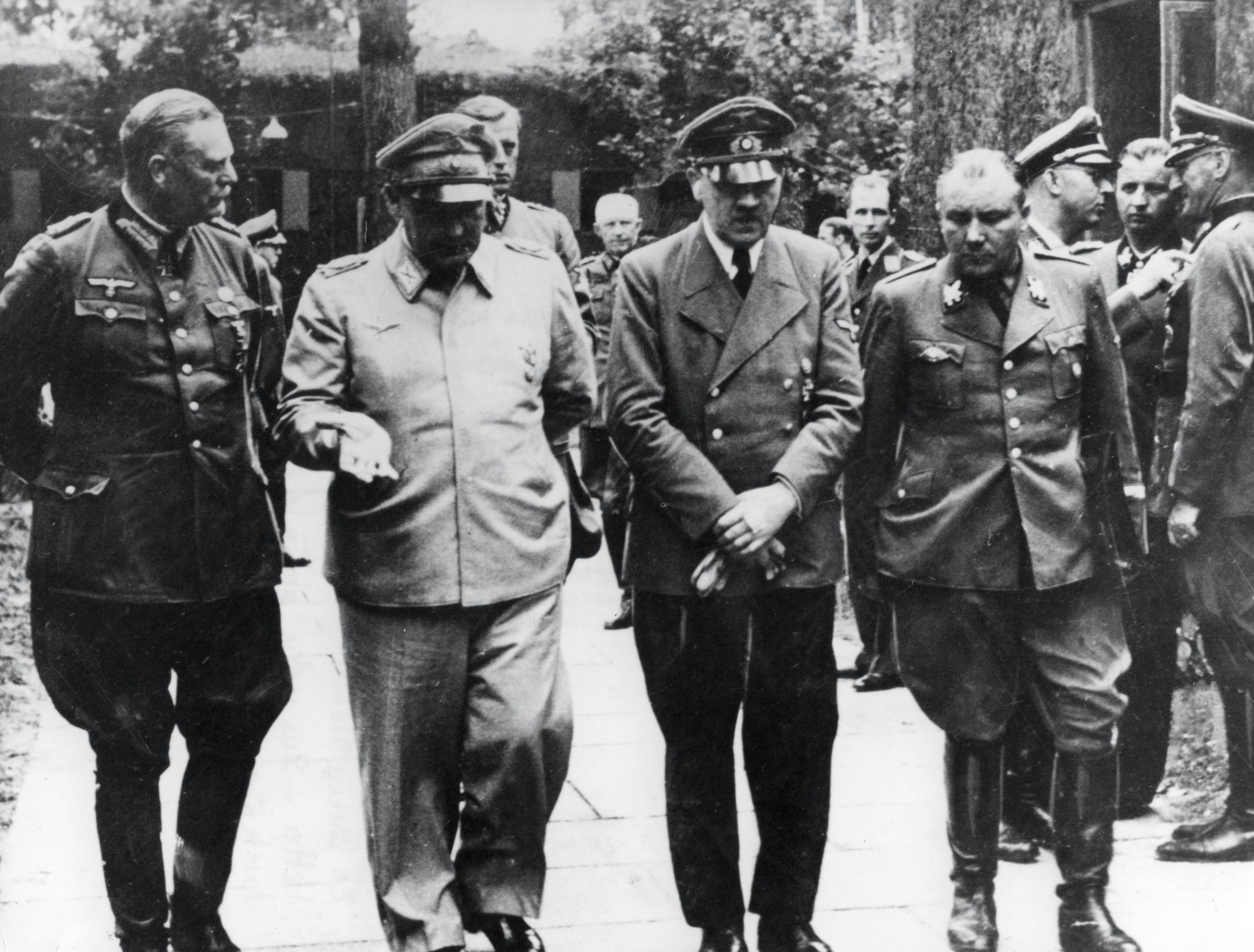 Adolf Hitler mit Hermann Göring, Wilhelm Keitel und Martin Bormann im Juli 1944. Das Foto entstand wenige Tage nach dem gescheiterten Attentat vom 20. Juli 1944.