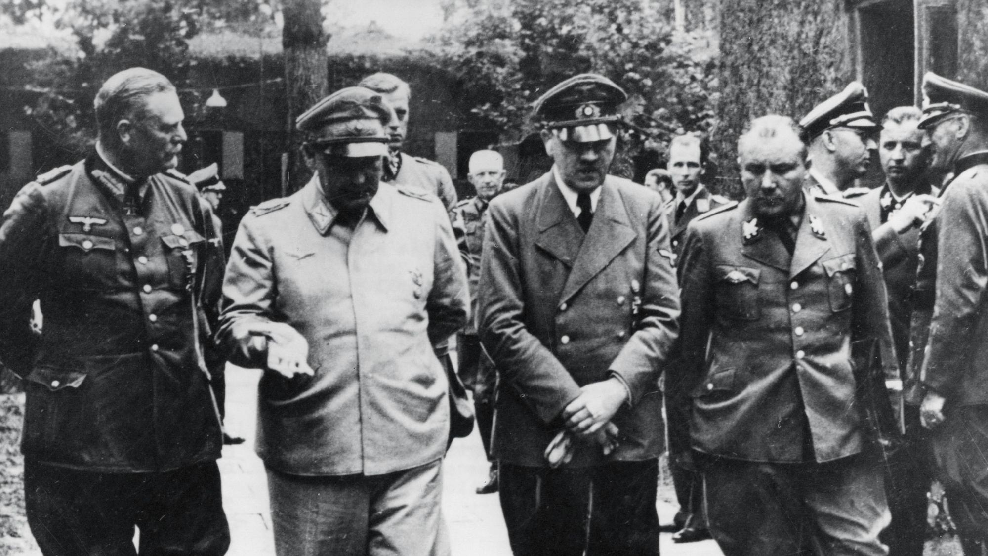 Adolf Hitler mit Hermann Göring, Wilhelm Keitel und Martin Bormann im Juli 1944. Das Foto entstand wenige Tage nach dem gescheiterten Attentat vom 20. Juli 1944.