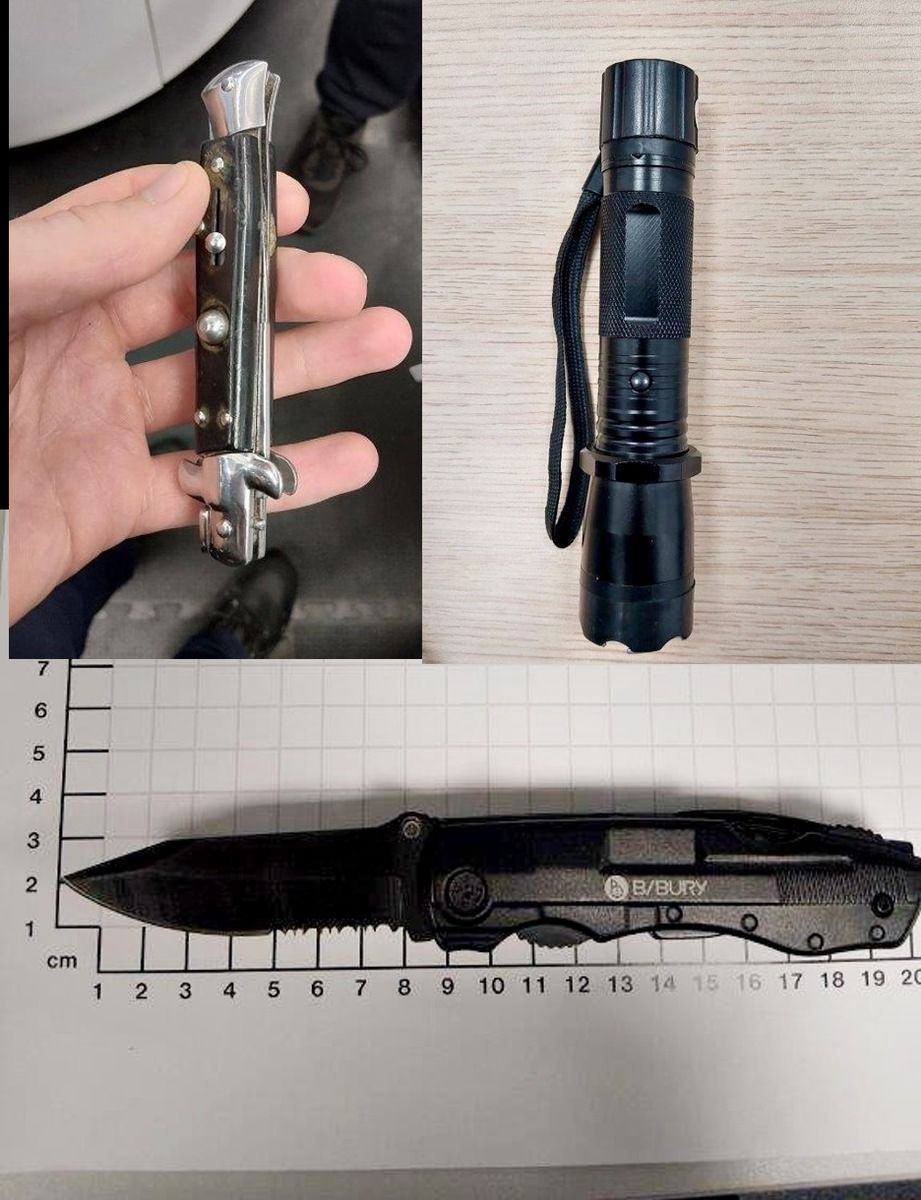 Sichergestellte Waffen am Flughafen Köln/Bonn: Ein Einhandmesser, ein Springmesser und ein getarntes Elektroimpulsgerät.