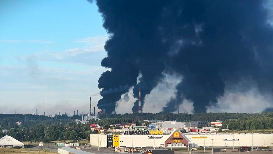 Ein Screenshot aus einem Video soll Rauchsäulen über der Raffinerie im russischen Jaroslawl zeigen.