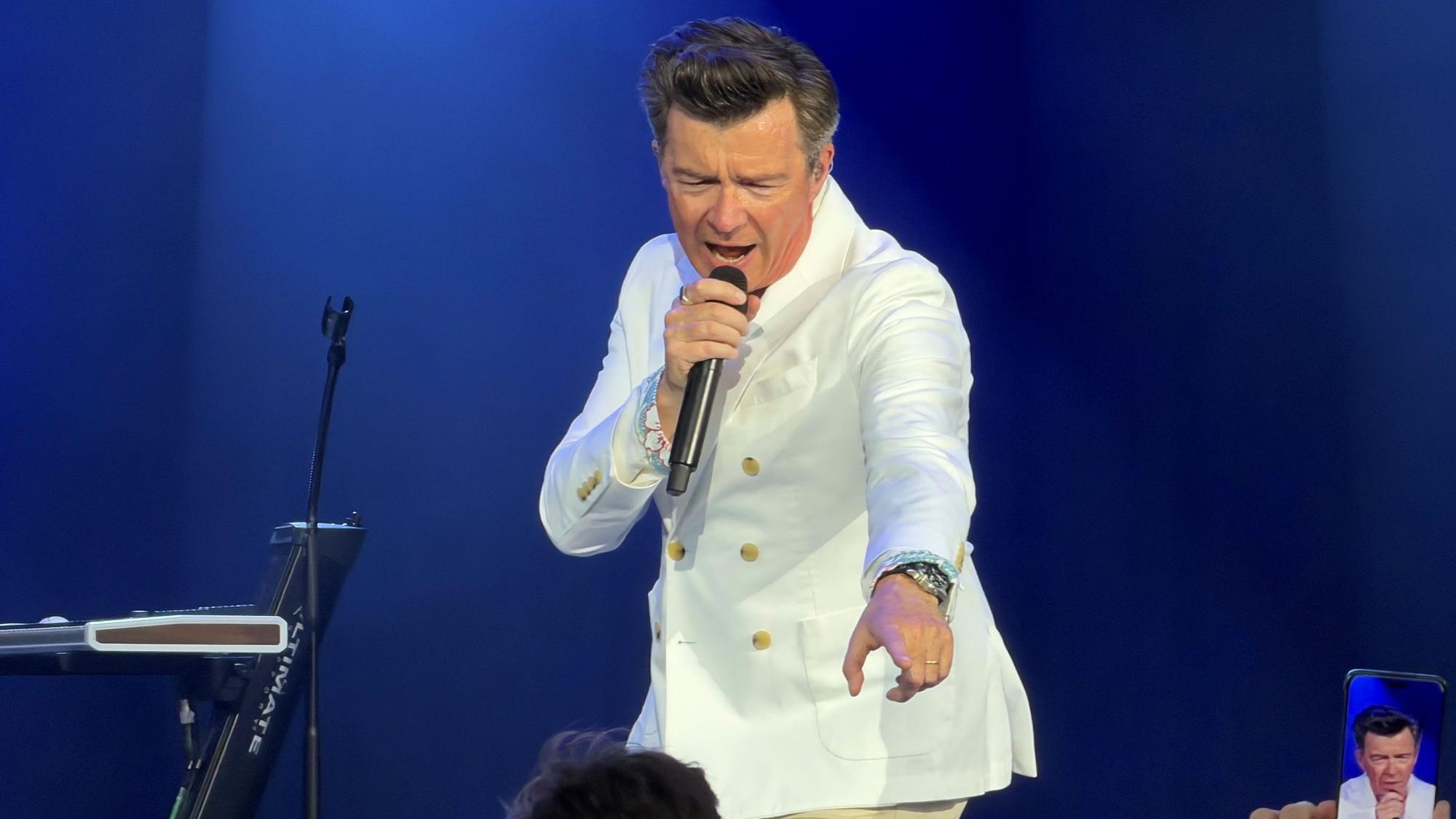 Rick Astley beim Auftritt auf der Tanzbrunnen-Bühne.