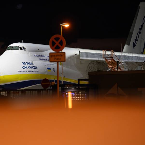 Neben dieser ukrainischen Frachtmaschine vom Typ Antonow AN-124 wurde in Leipzig eine Drohne mit Sprengsatz gefunden. (Archivbild)