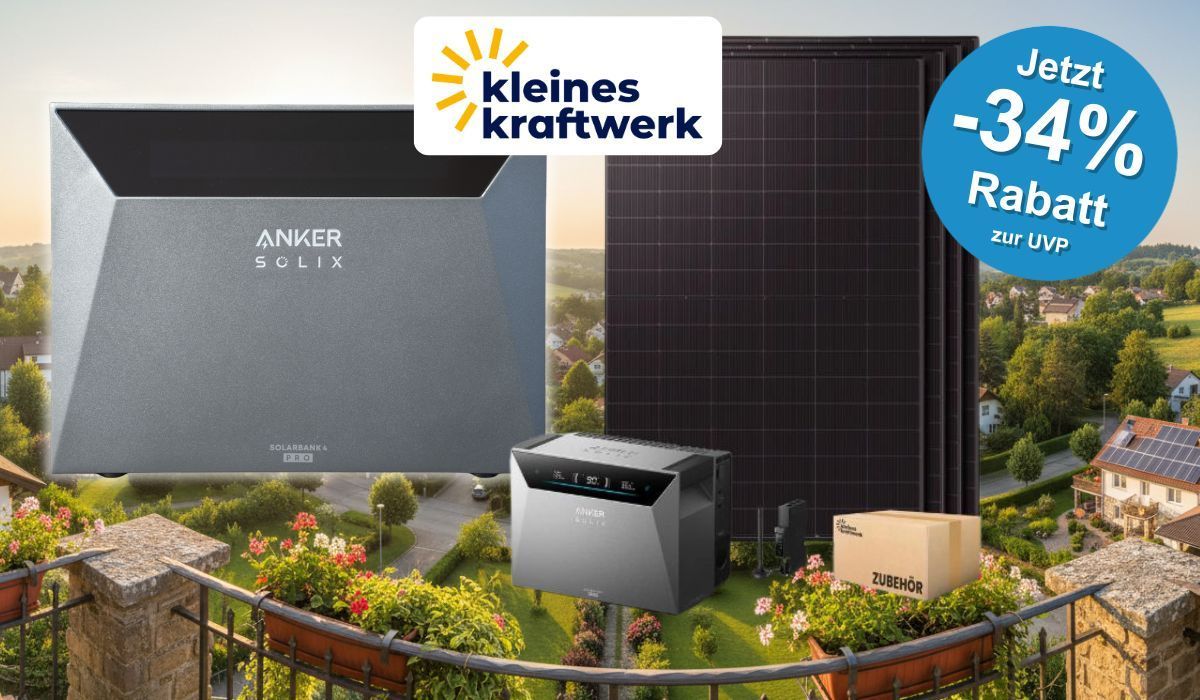 Das Kleines Kraftwerk Quattro XL Balkonkraftwerk-Bundle mit Anker SOLIX Solarbank 4 Pro, Hochleistungs-Solarmodulen und Zubehörpaket, aufgebaut auf einem sommerlichen Balkon mit Stadt im Hintergrund und blauem Himmel.