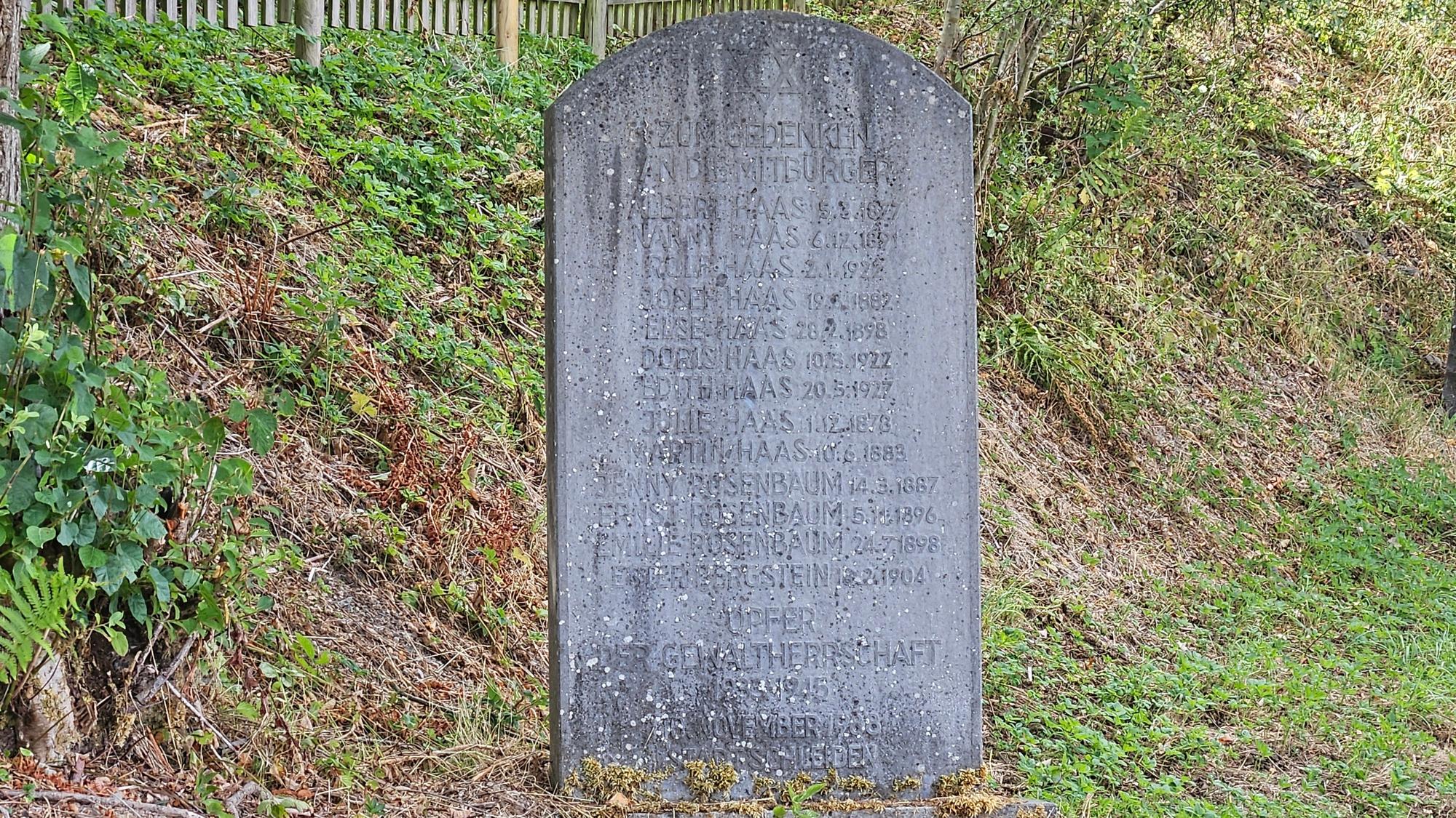 Das Foto zeigt einen Gedenkstein mit Namen und Daten darauf.