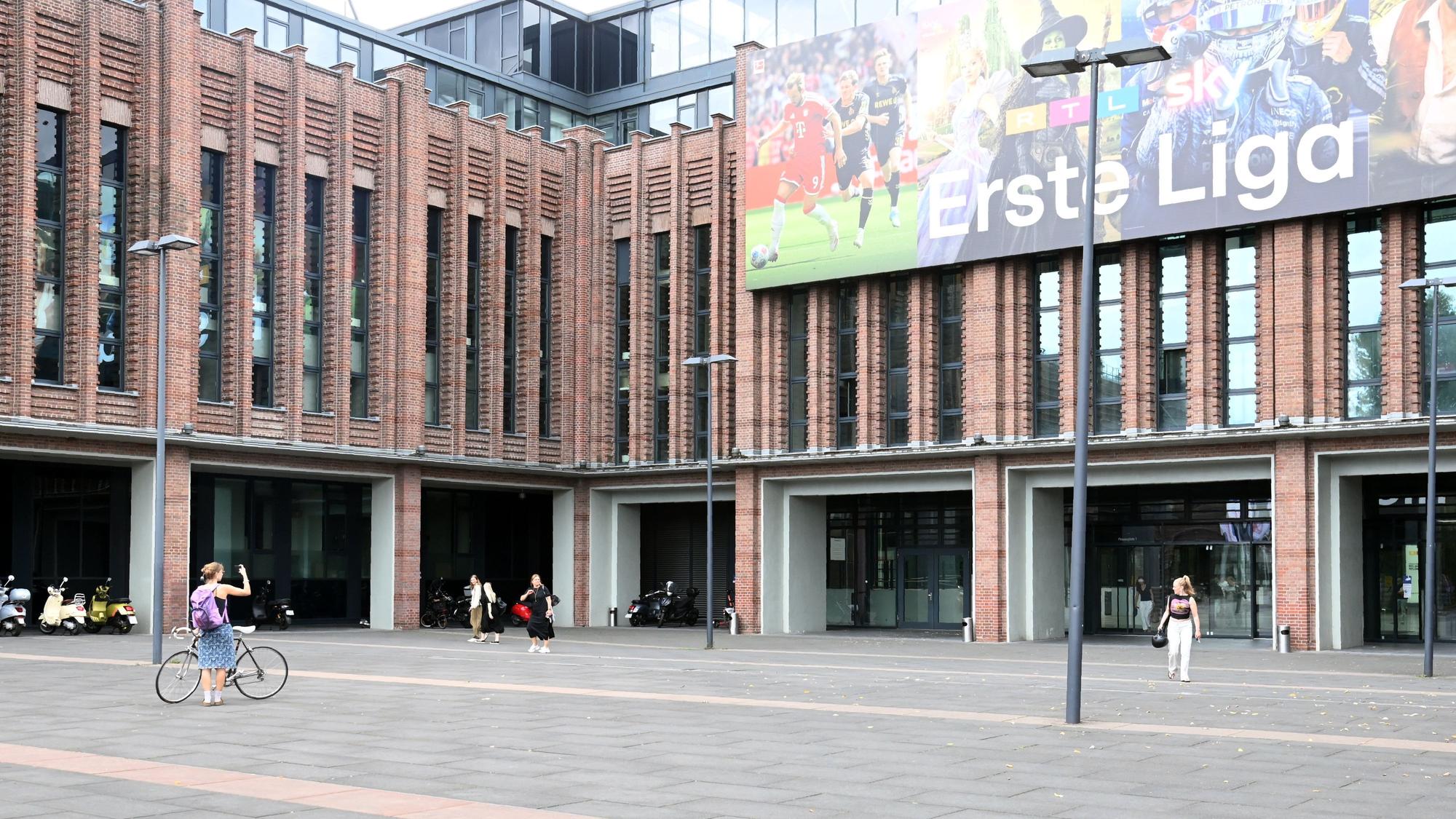 RTL-Mitarbeitende müssen wegen des Bombenfunds am 6. August das Gebäude verlassen.