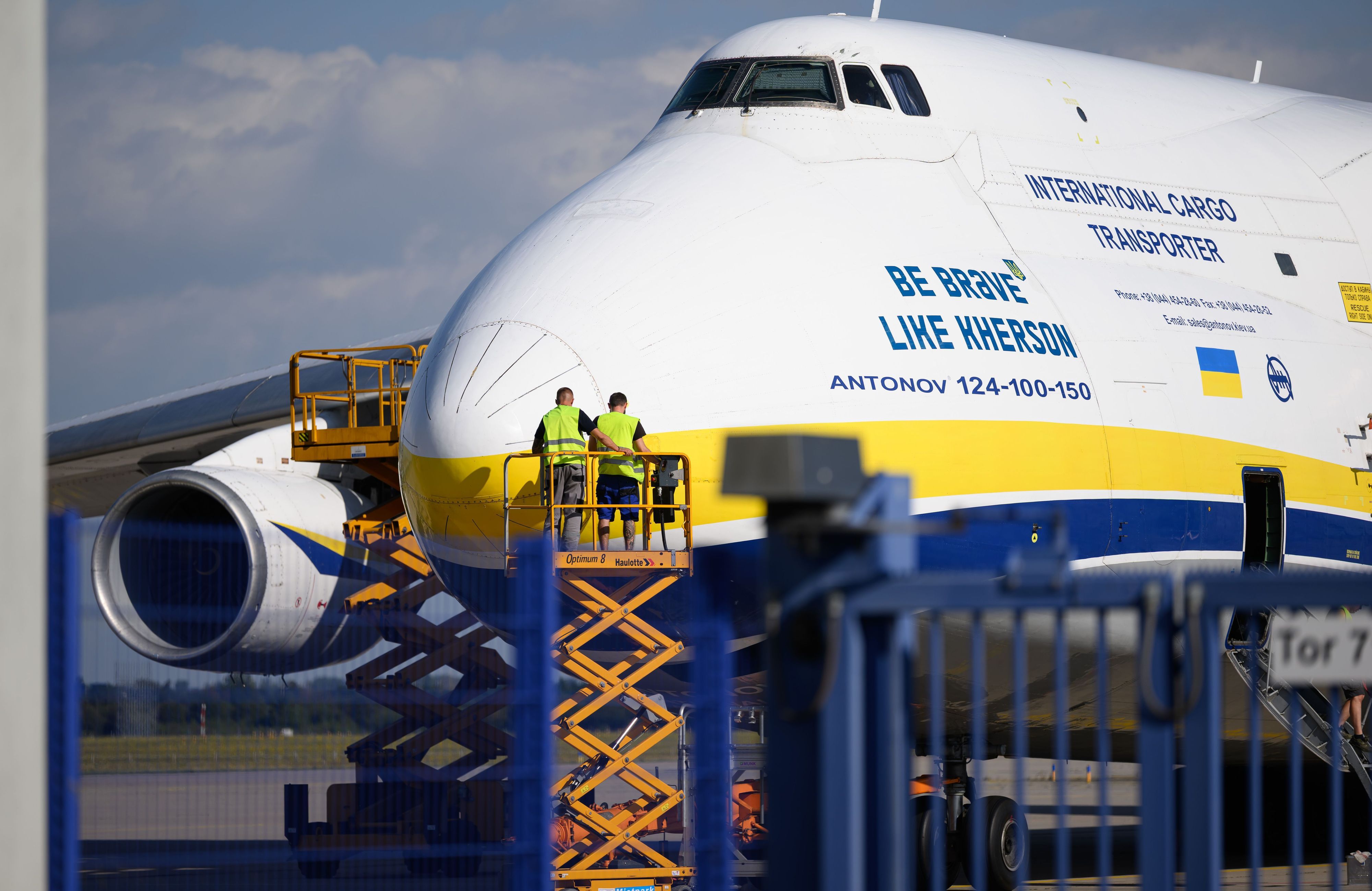 Eine ukrainische Antonow parkt am Flughafen Leipzig/Halle hinter einem Zaun auf dem Flughafengelände. Nach dem Drohnenvorfall in der Nacht zum Mittwoch laufen die Ermittlungen.