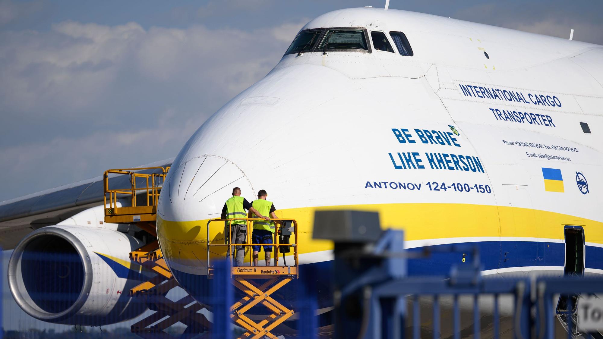Eine ukrainische Antonow parkt am Flughafen Leipzig/Halle hinter einem Zaun auf dem Flughafengelände. Nach dem Drohnenvorfall in der Nacht zum Mittwoch laufen die Ermittlungen.