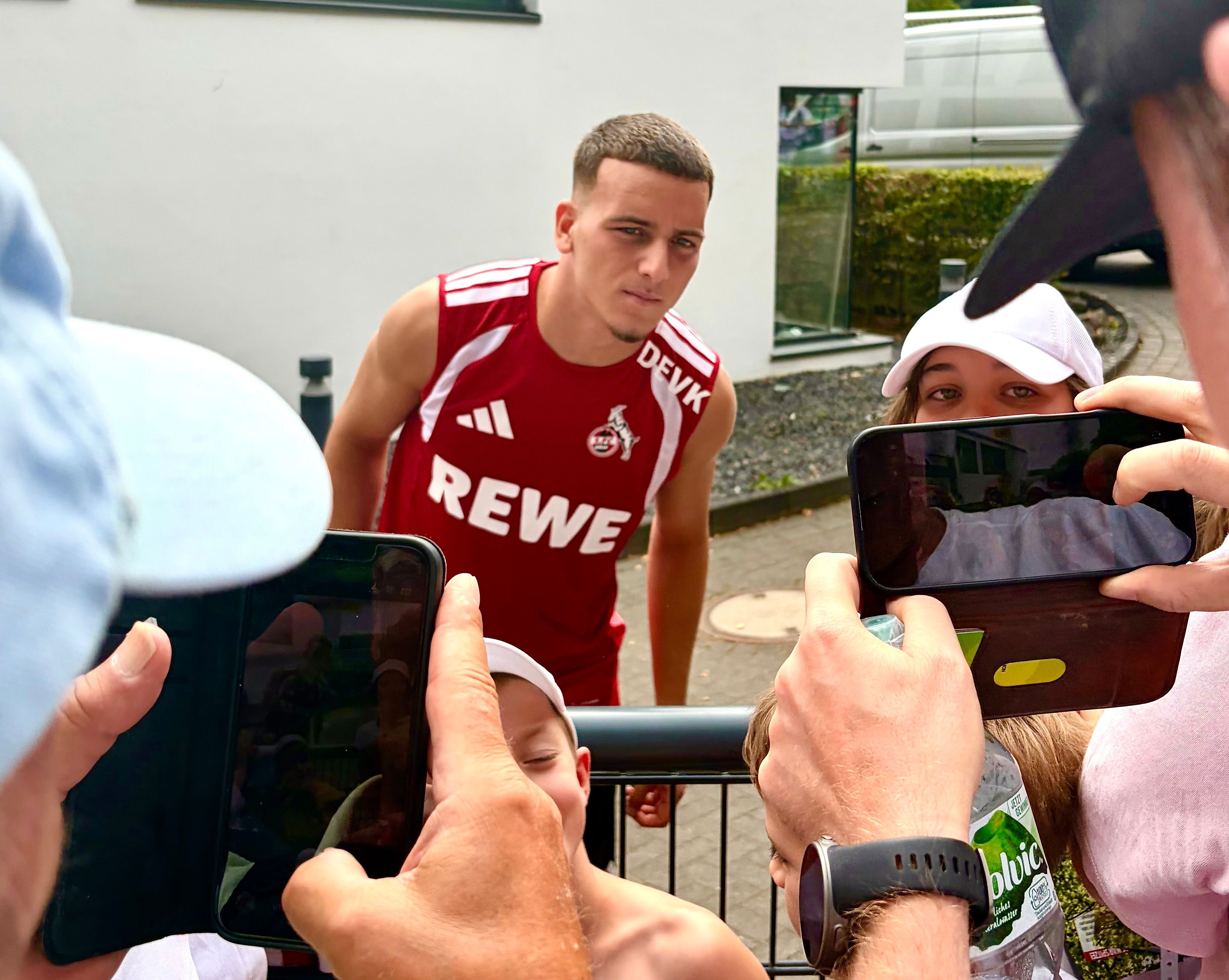 Said El Mala erfüllt am Geißbockheim die Wünsche der Fans des 1. FC Köln