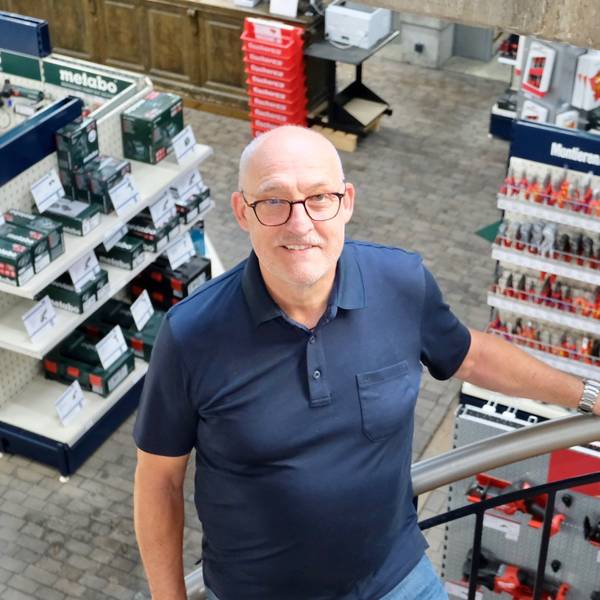Stefan Schmitz auf der Treppe von der Büroetage zu den Verkaufsräumen.