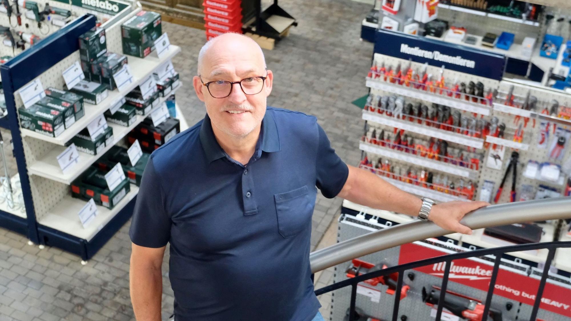 Stefan Schmitz auf der Treppe von der Büroetage zu den Verkaufsräumen.