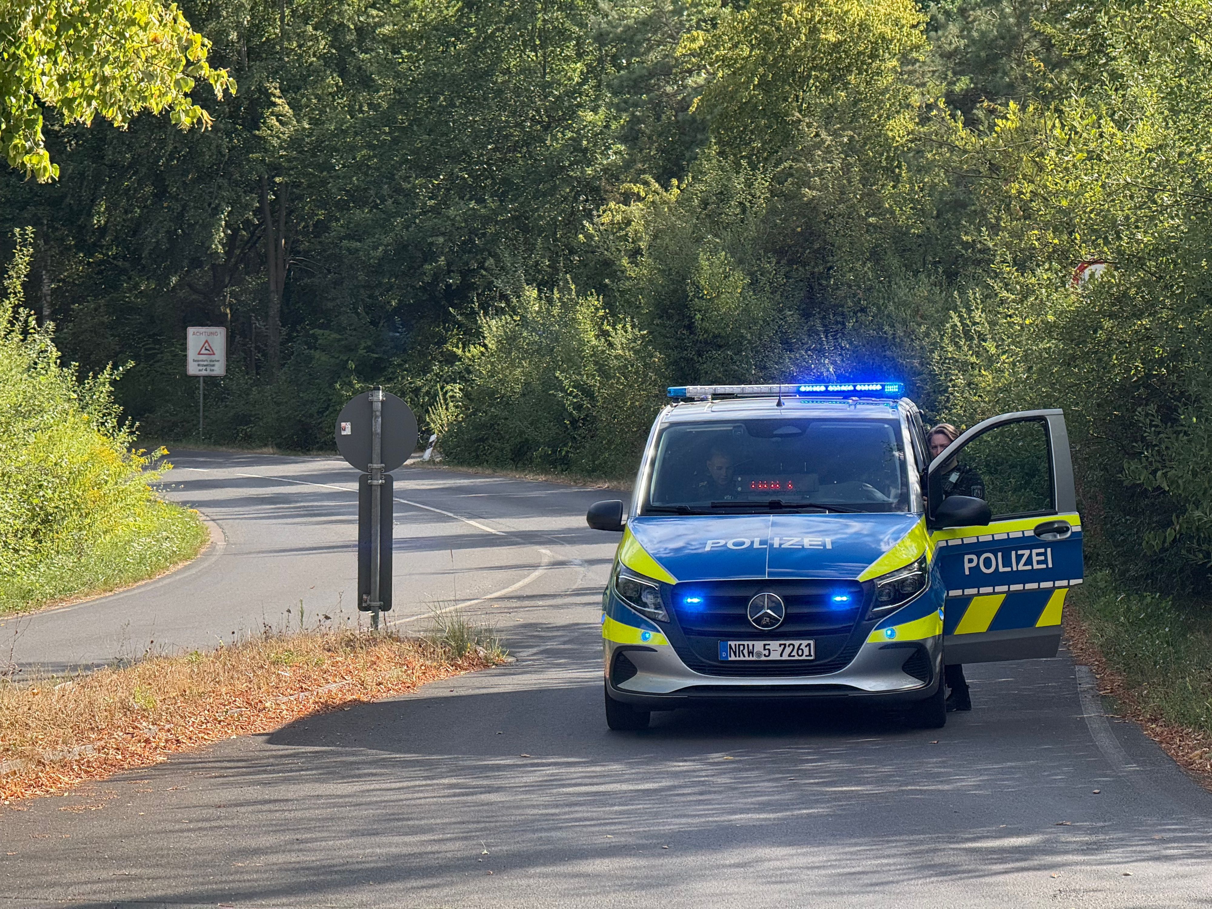 Wegen des Brandes nahe der Wahner Heide wurde die Altenrather Straße zwischen Eisenweg und dem großen Kreisel in Altenrath zeitweise gesperrt.