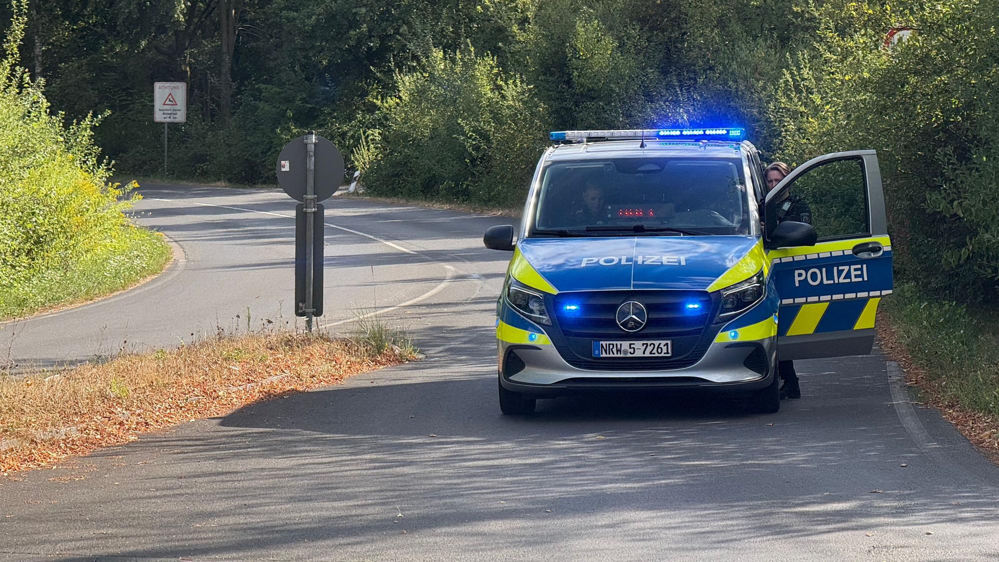 Wegen des Brandes nahe der Wahner Heide wurde die Altenrather Straße zwischen Eisenweg und dem großen Kreisel in Altenrath zeitweise gesperrt.