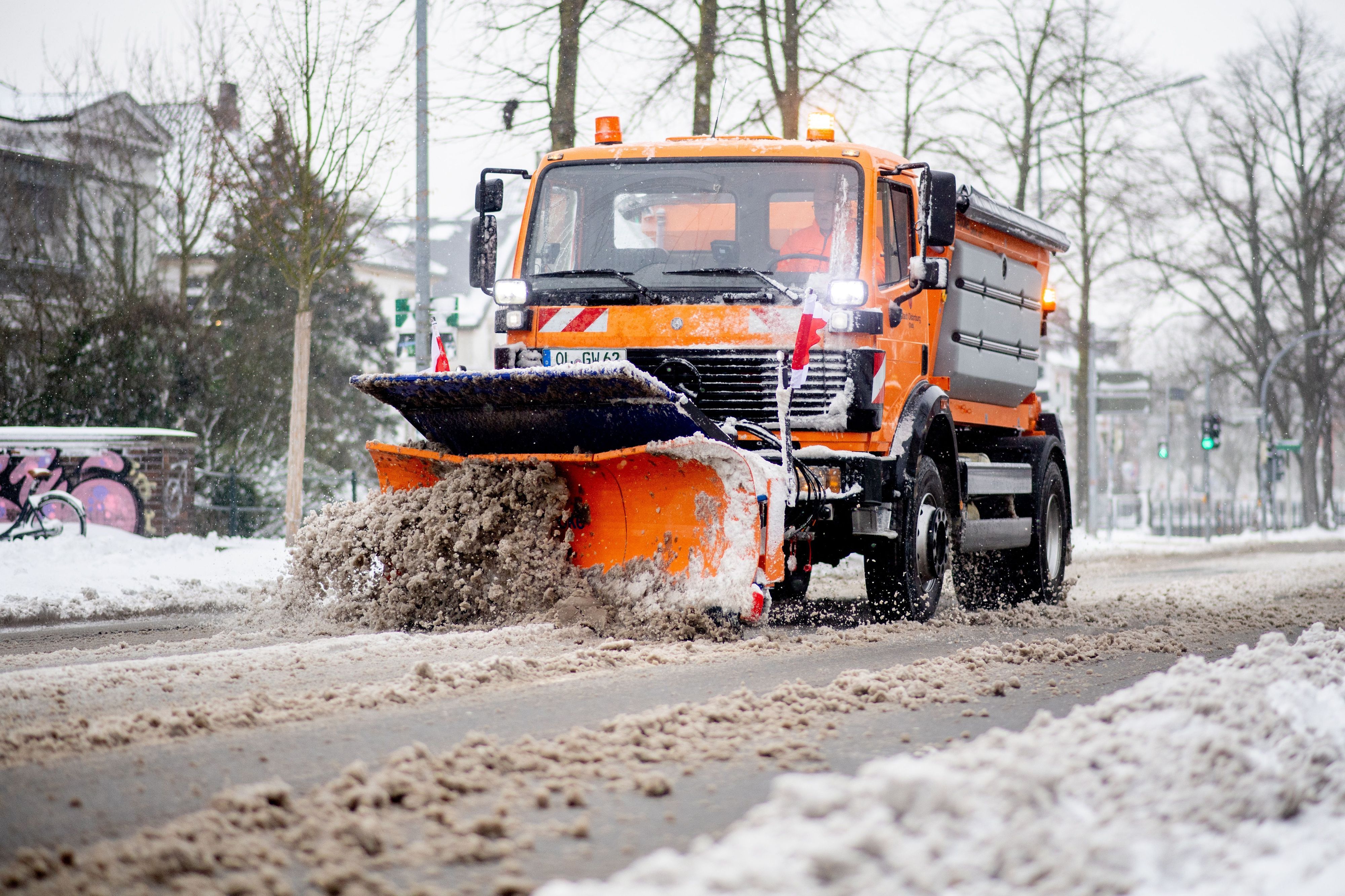 Ein Räumfahrzeug des Winterdienstes ist auf einer Straße im Stadtzentrum von Oldenburg unterwegs.