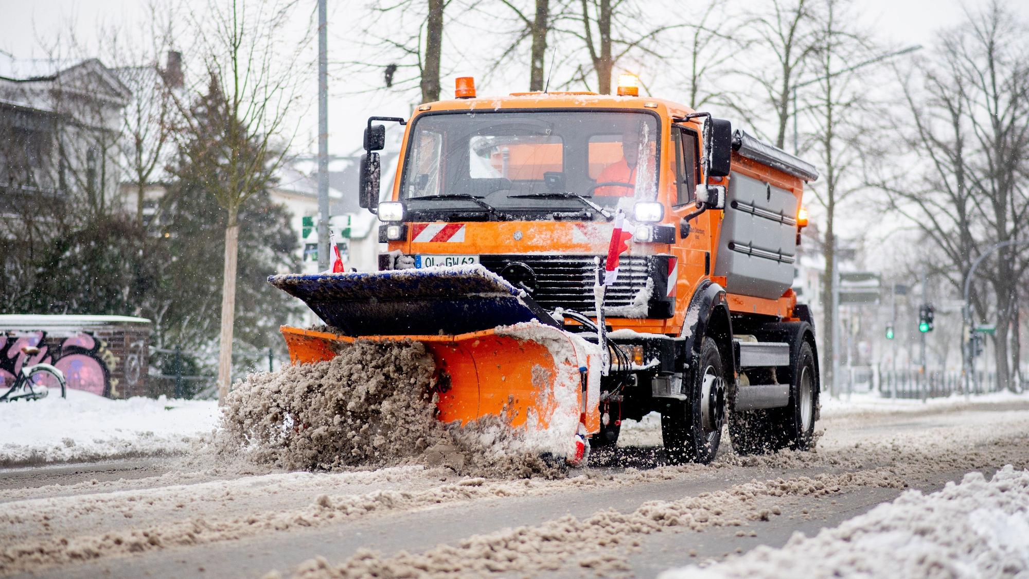 Ein Räumfahrzeug des Winterdienstes ist auf einer Straße im Stadtzentrum von Oldenburg unterwegs.