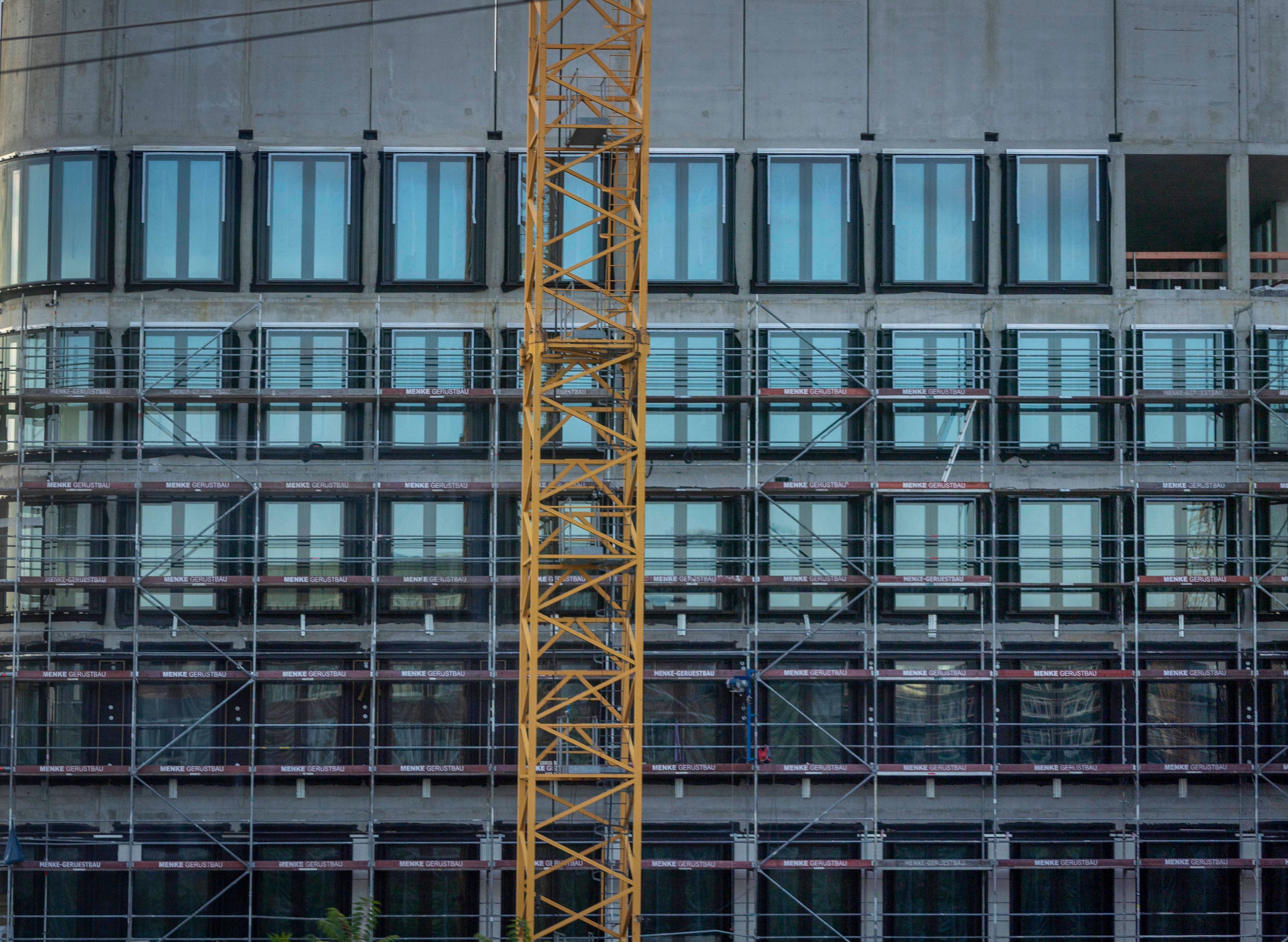 Ein Kran und ein Gerüst vor einem Gebäude in Berlin.