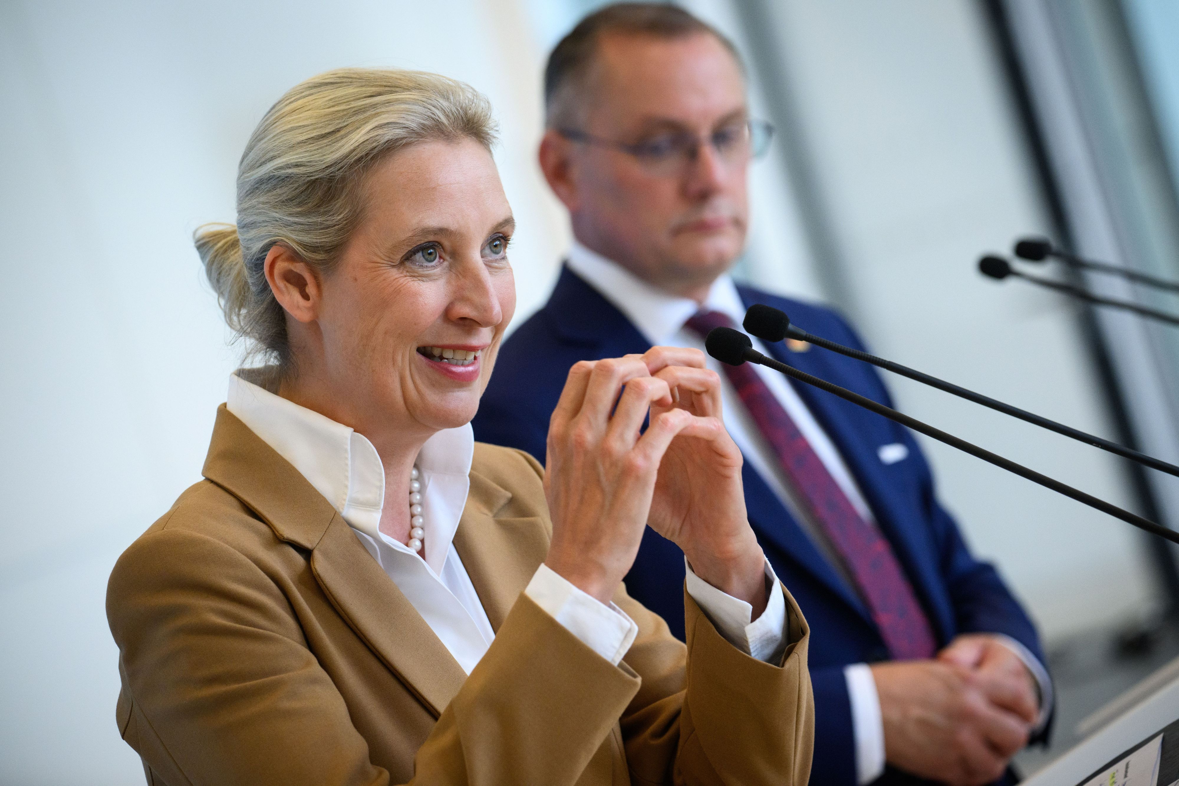 Alice Weidel (l.) und Tino Chrupalla, die Vorsitzenden der AfD-Bundestagsfraktion, bei einer Pressekonferenz. (Archivbild)