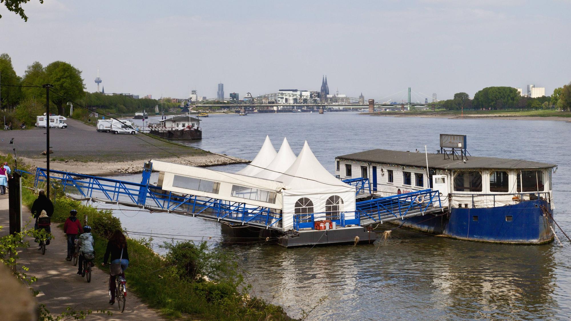 Auf dem Partyschiff „Rhein Roxy“ am Heinrich-Lübke-Ufer spielte die Vorgeschichte.
