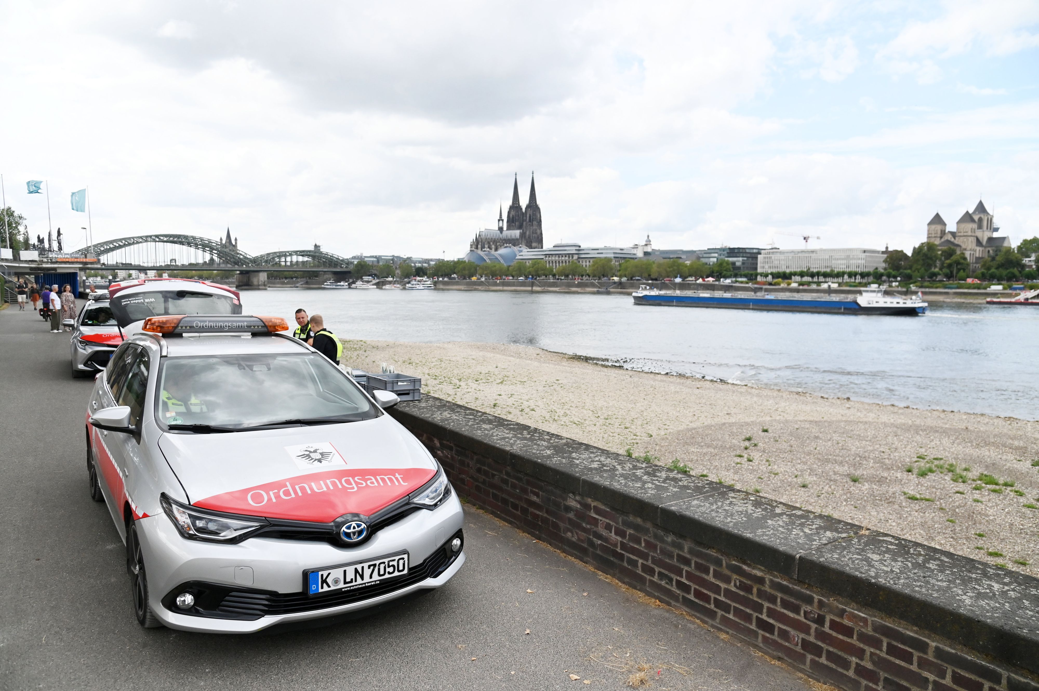 Im Rhein bei Deutz (Rheinpark) wurde am Mittwochabend eine amerikanische Fünf-Zentner-Bombe gefunden. Das Kampfmittel muss am Donnerstag entschärft werden.