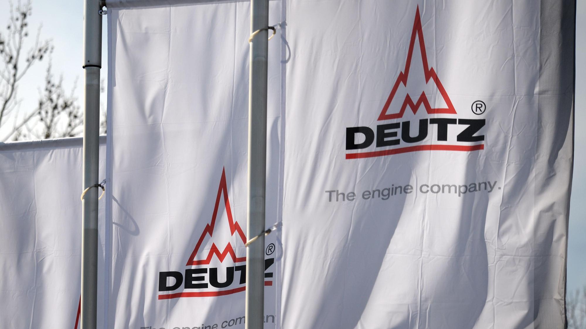 Fahnen wehen am 20.03.2014 in Köln (Nordrhein-Westfalen) vor dem Eingang des Motorenwerkes der Deutz AG.