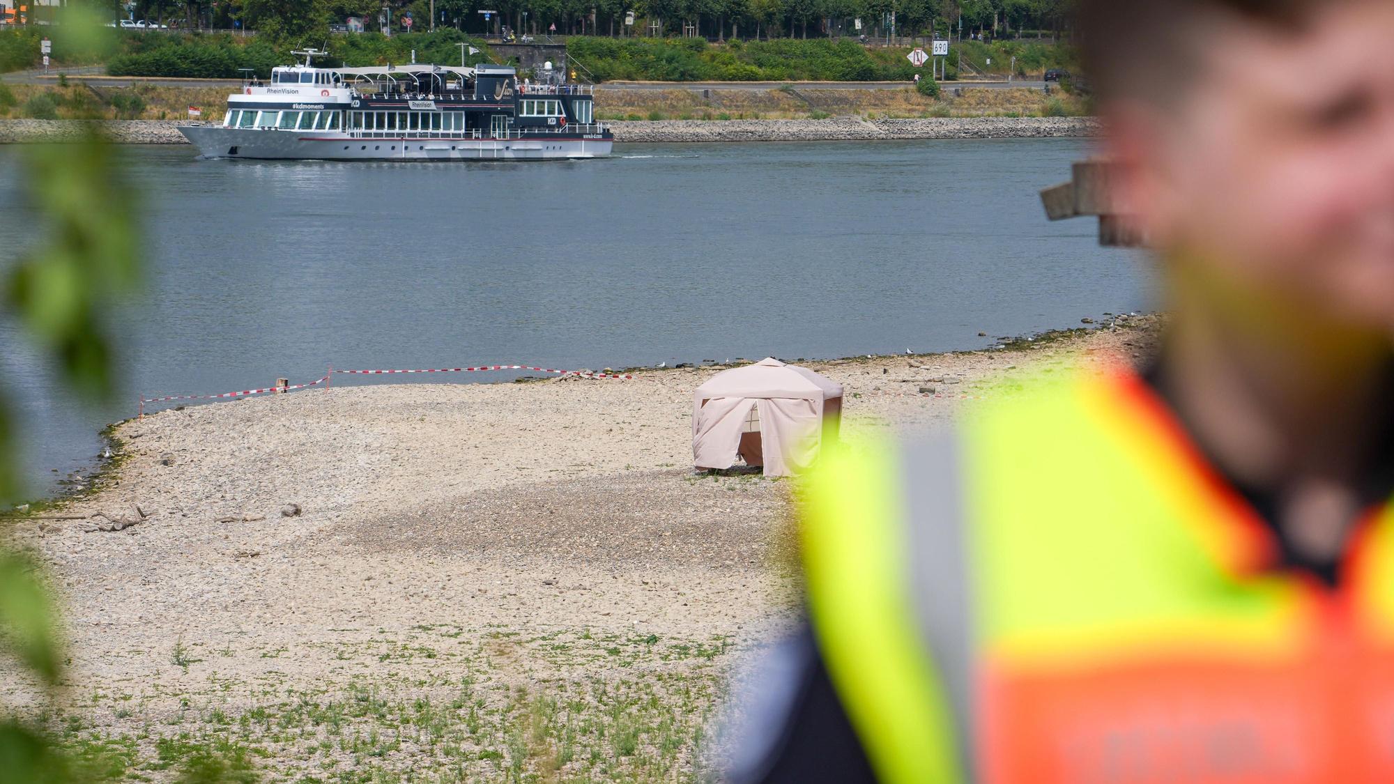 Blick auf einen abgesperrten Bereich am Rhein, in dem eine Bombe entdeckt wurde