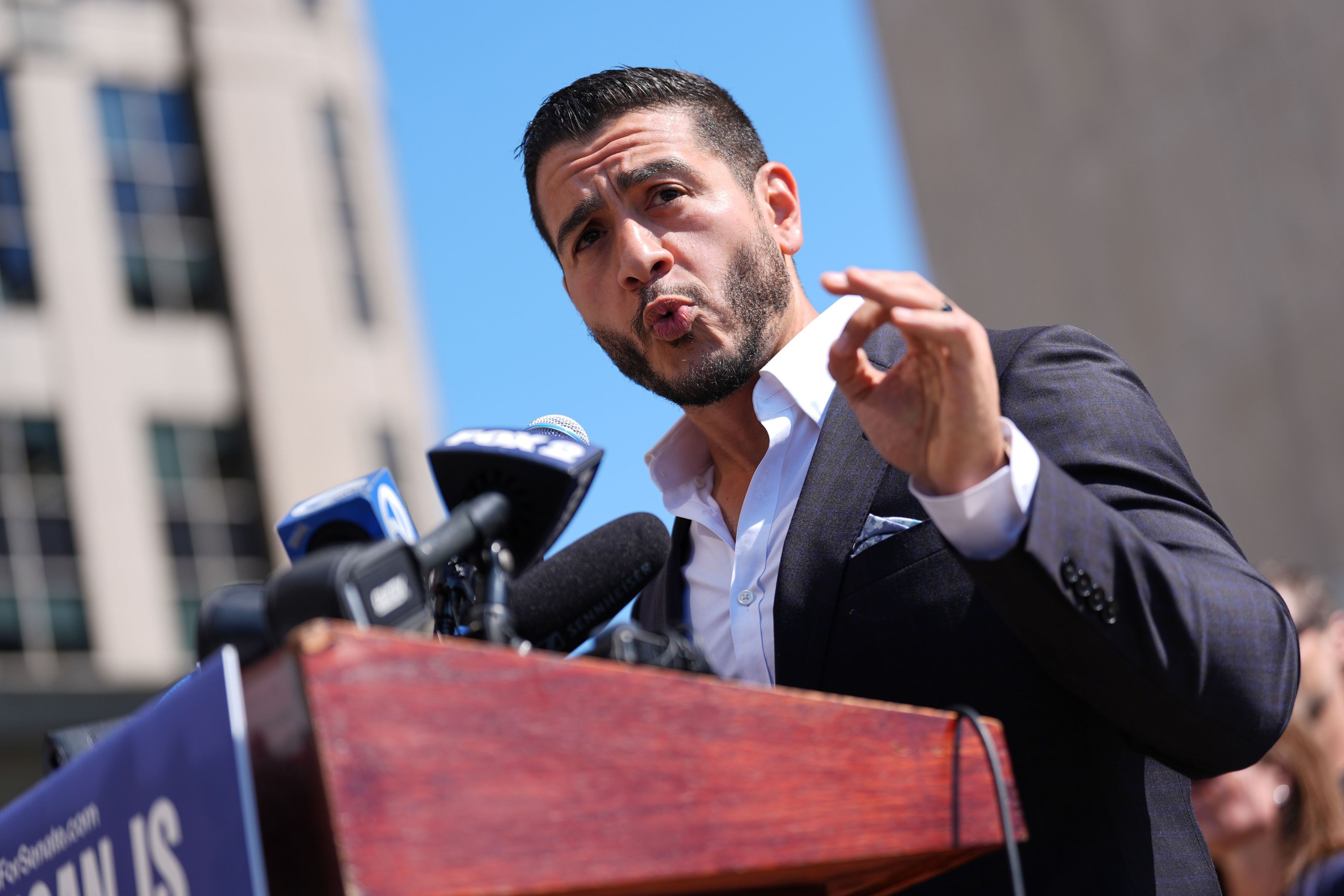 Abdul El-Sayed, als progressiv geltender Kandidat der Demokraten für den US-Senat, spricht während einer Pressekonferenz. (Archivbild)