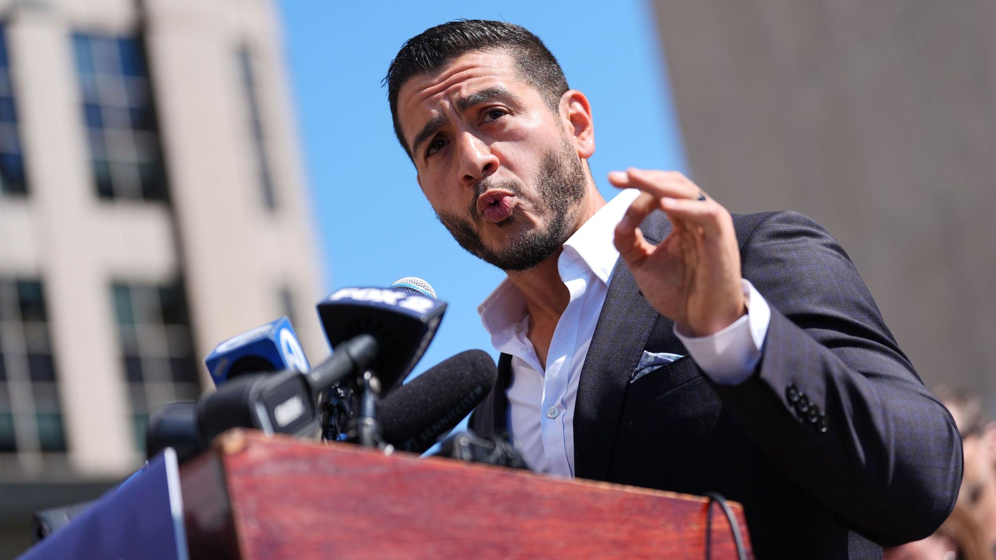 Abdul El-Sayed, als progressiv geltender Kandidat der Demokraten für den US-Senat, spricht während einer Pressekonferenz. (Archivbild)