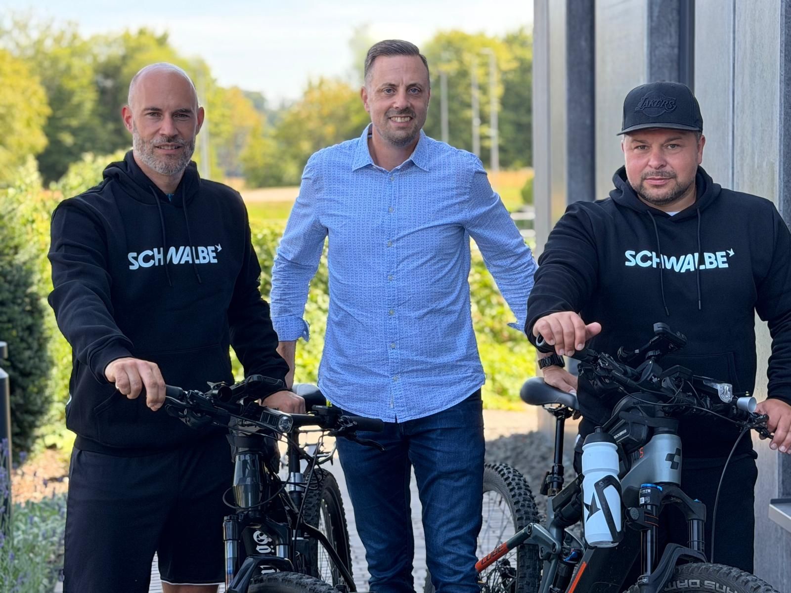 Bastian Klees und Christopher Pethe mit Schwalbe Geschäftsführer Nico Simons.
