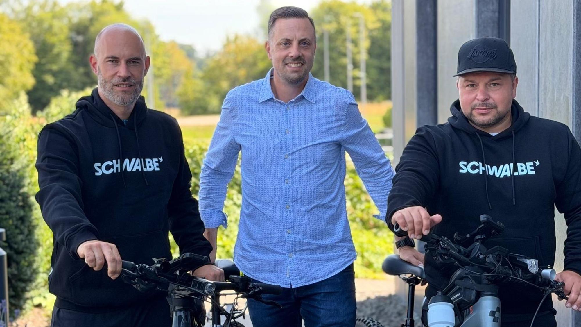 Bastian Klees und Christopher Pethe mit Schwalbe Geschäftsführer Nico Simons.