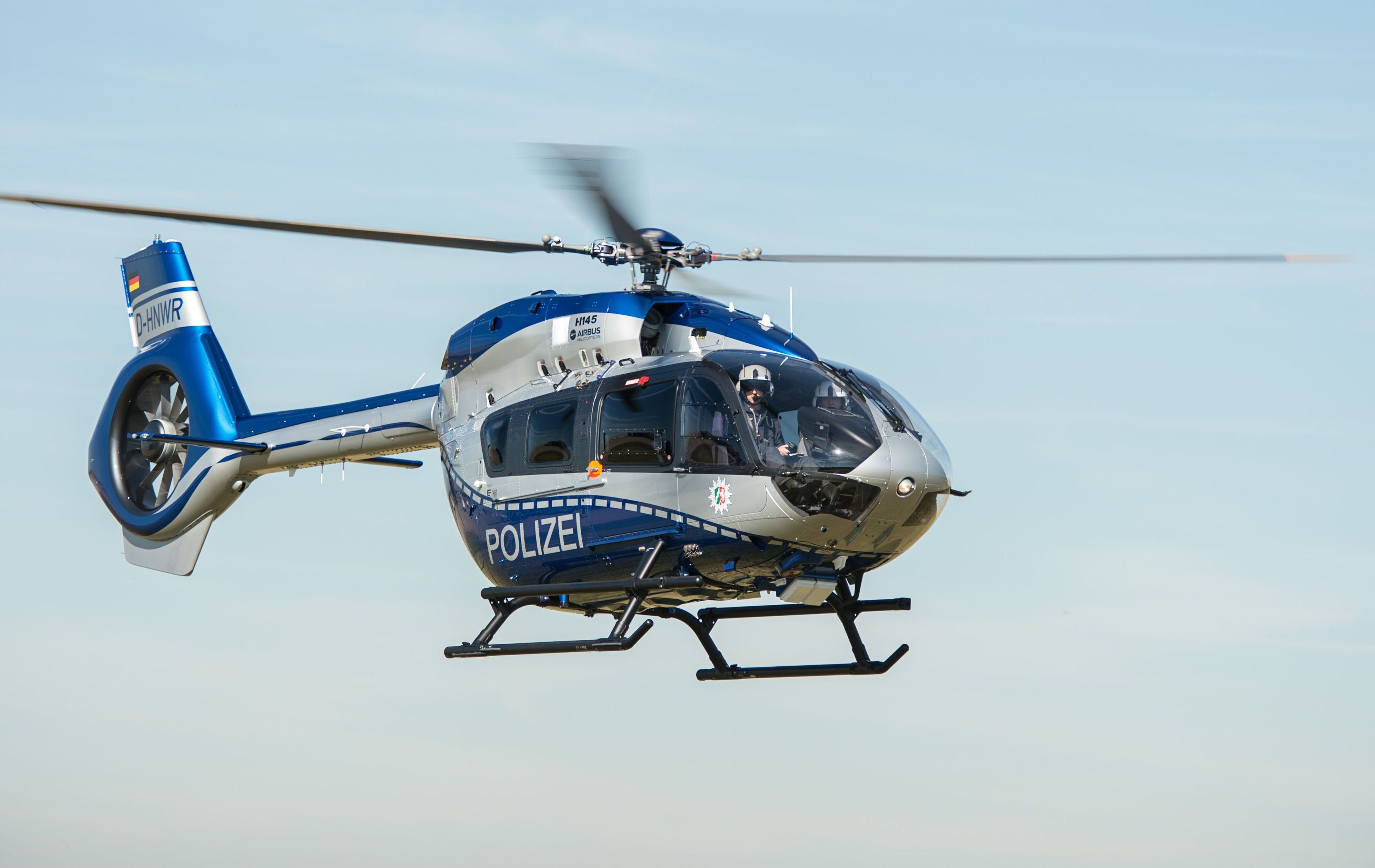 Bei der Suche nach dem flüchtigen Täter setzte die Polizei auch einen Hubschrauber ein. (Symbolfoto)