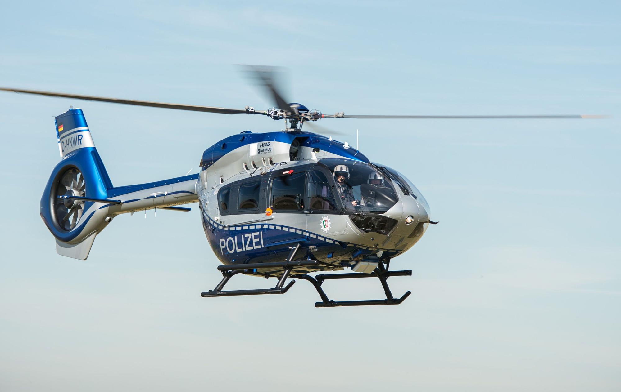 Bei der Suche nach dem flüchtigen Täter setzte die Polizei auch einen Hubschrauber ein. (Symbolfoto)