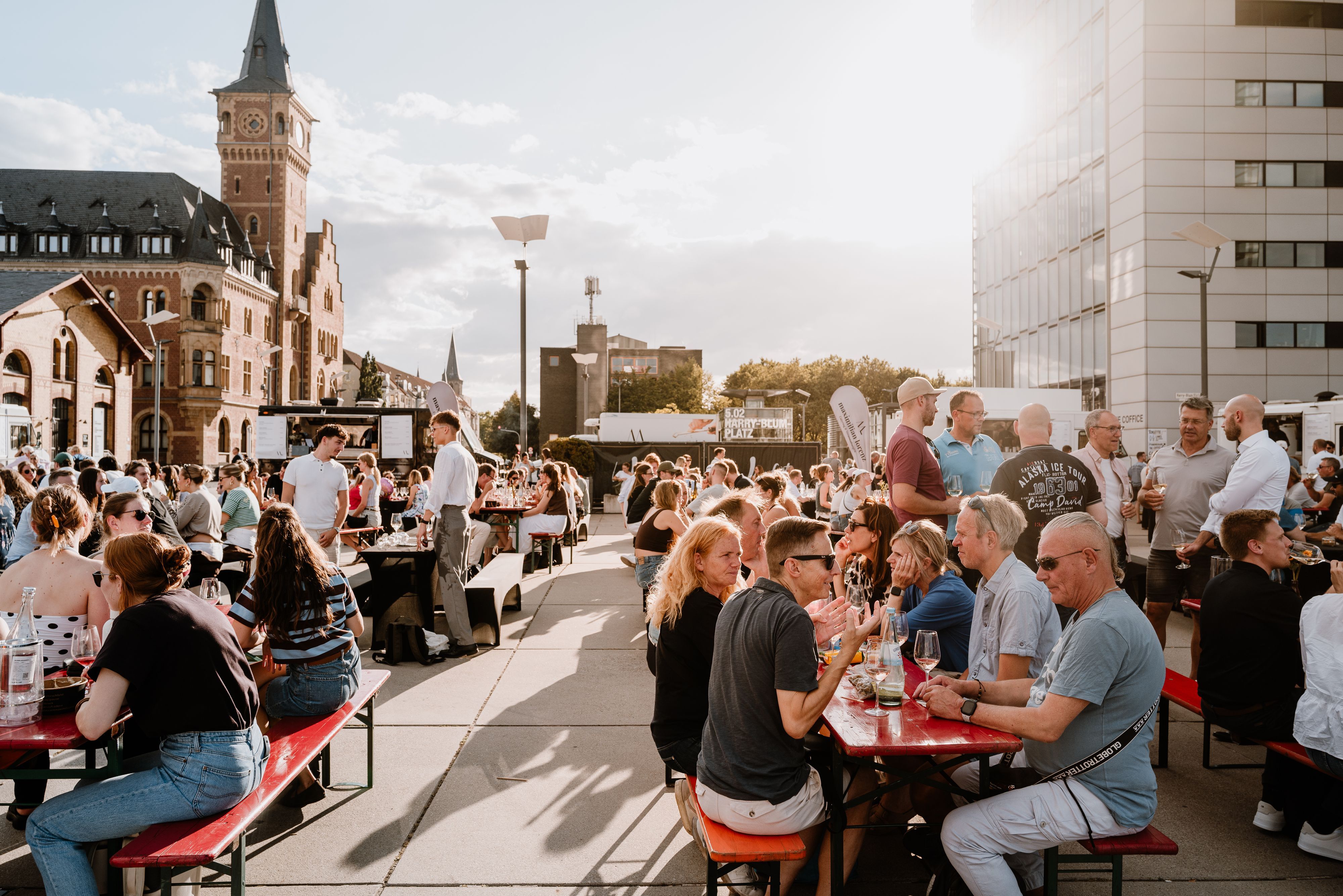 Schon am Eröffnungstag war das Weinfest am Rhein stark besucht.